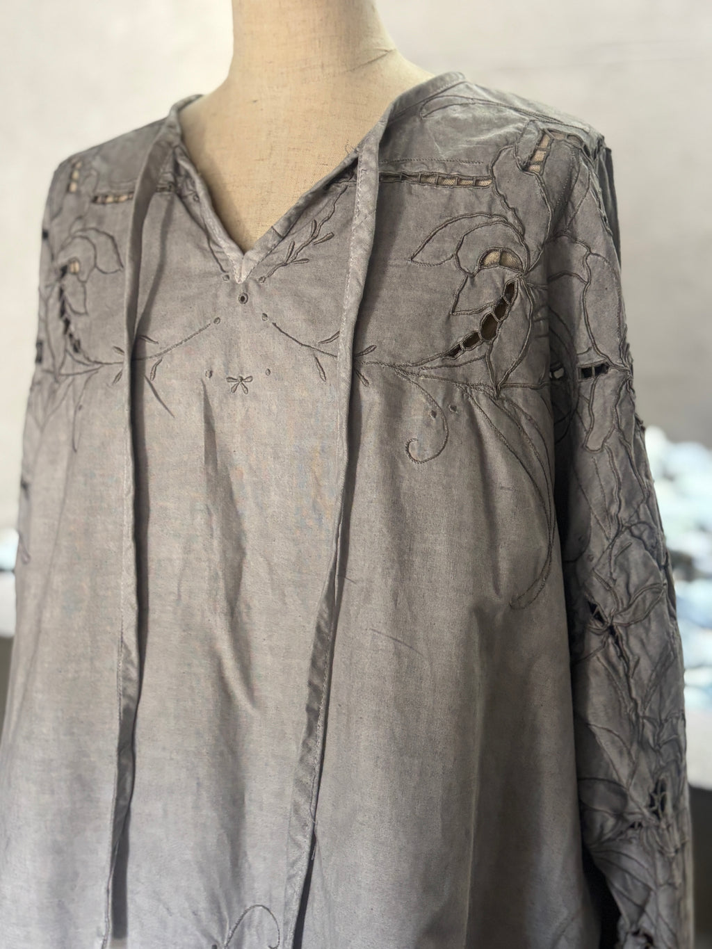 静縫（Seihō）｜Quiet Cutwork Blouse