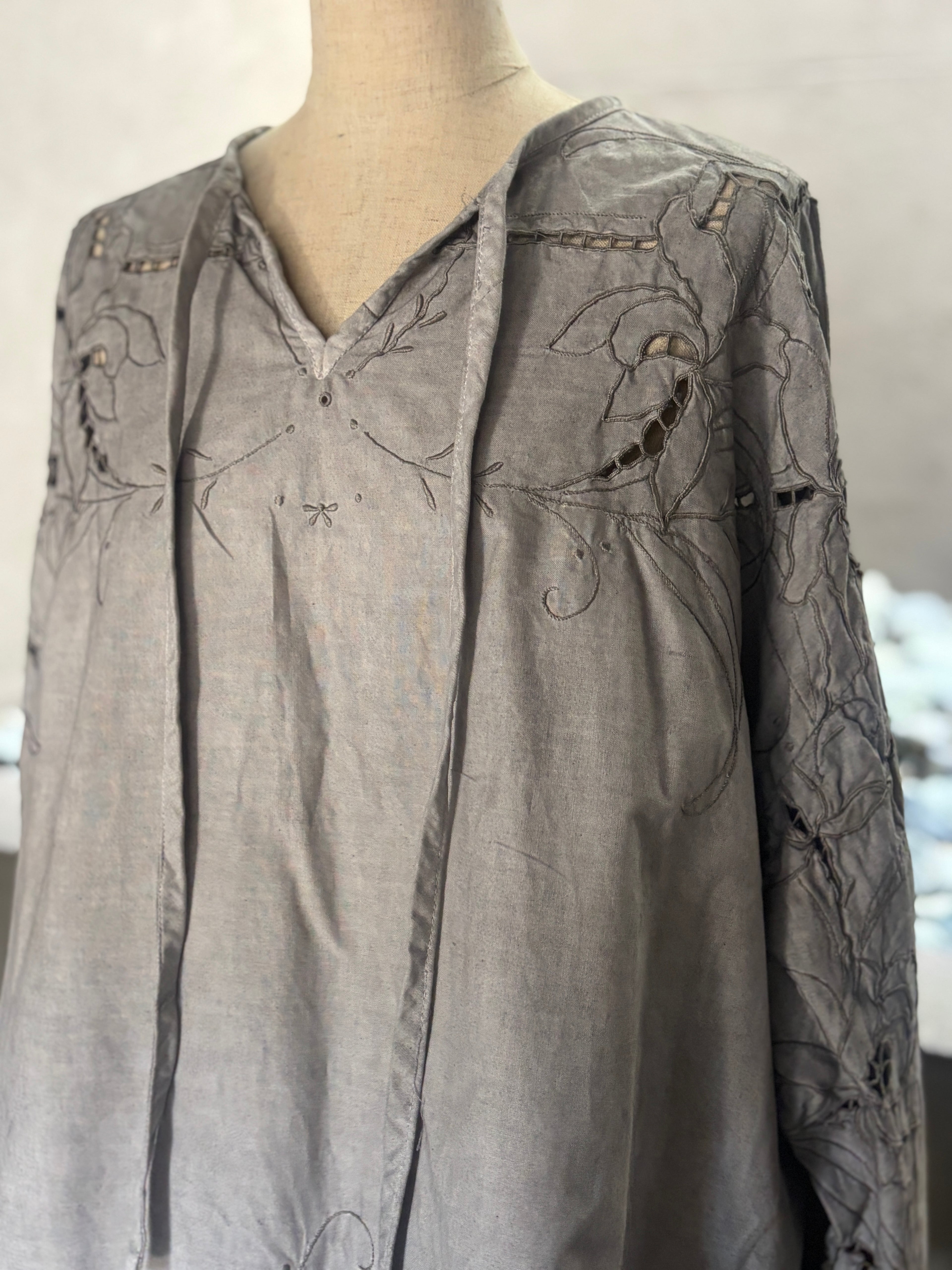 静縫（Seihō）｜Quiet Cutwork Blouse