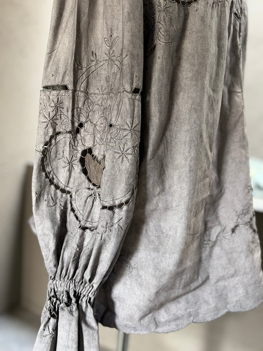歩痕（Hokon）– Dyed Lace Blouse