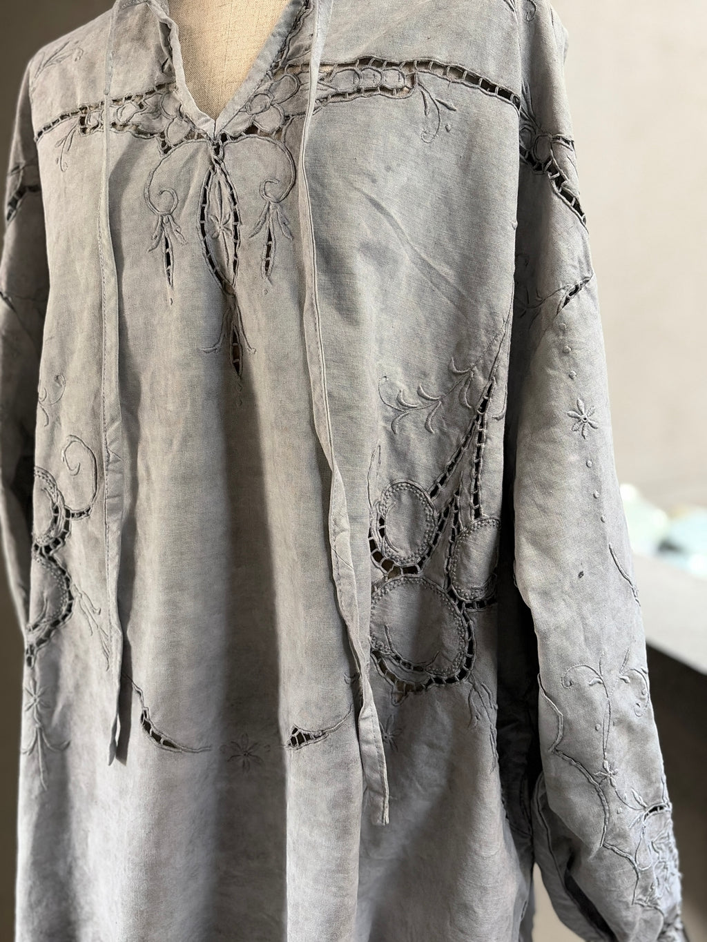 果影（Kaei）– Vintage Embroidered Blouse