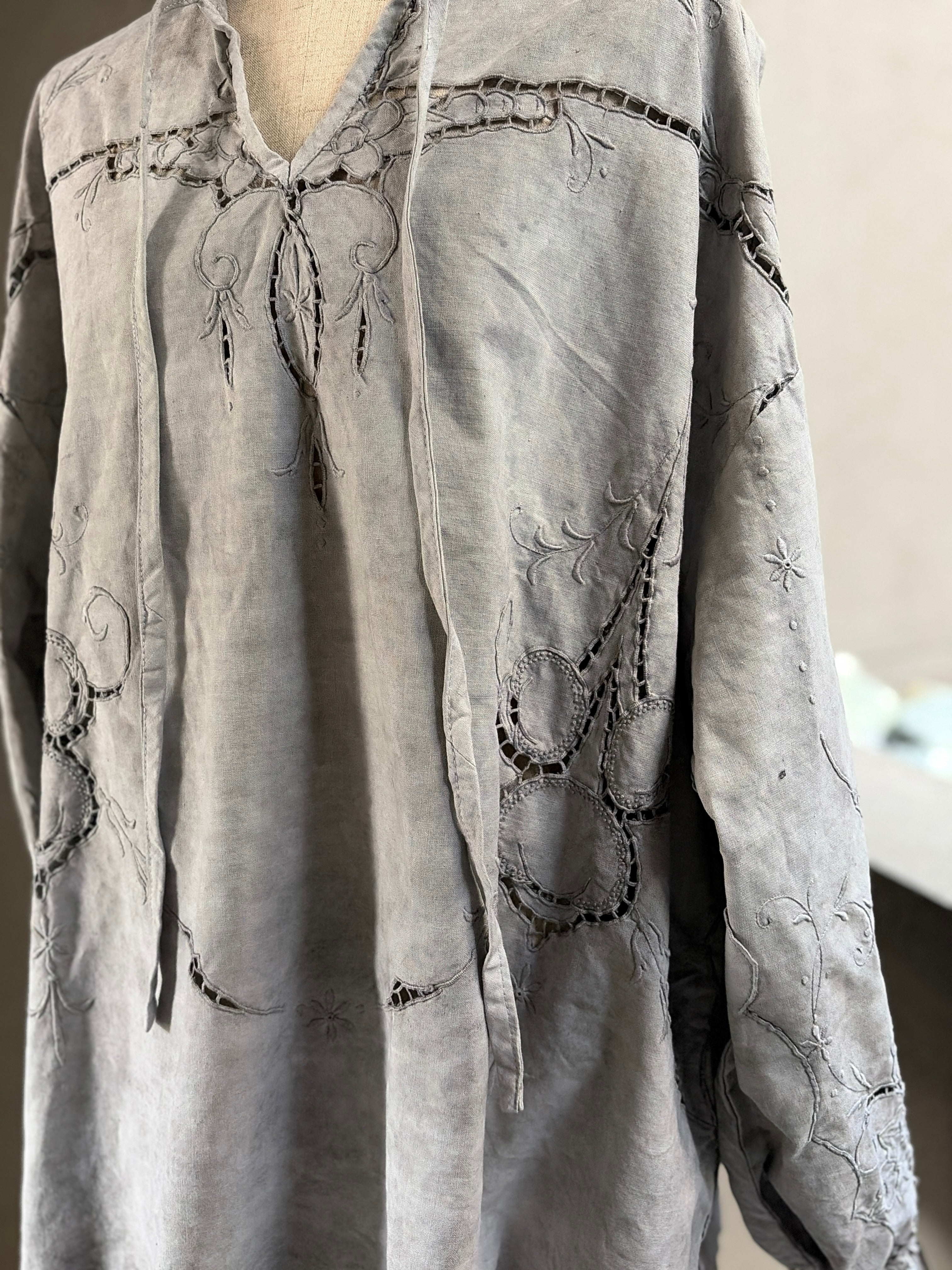 果影（Kaei）– Vintage Embroidered Blouse