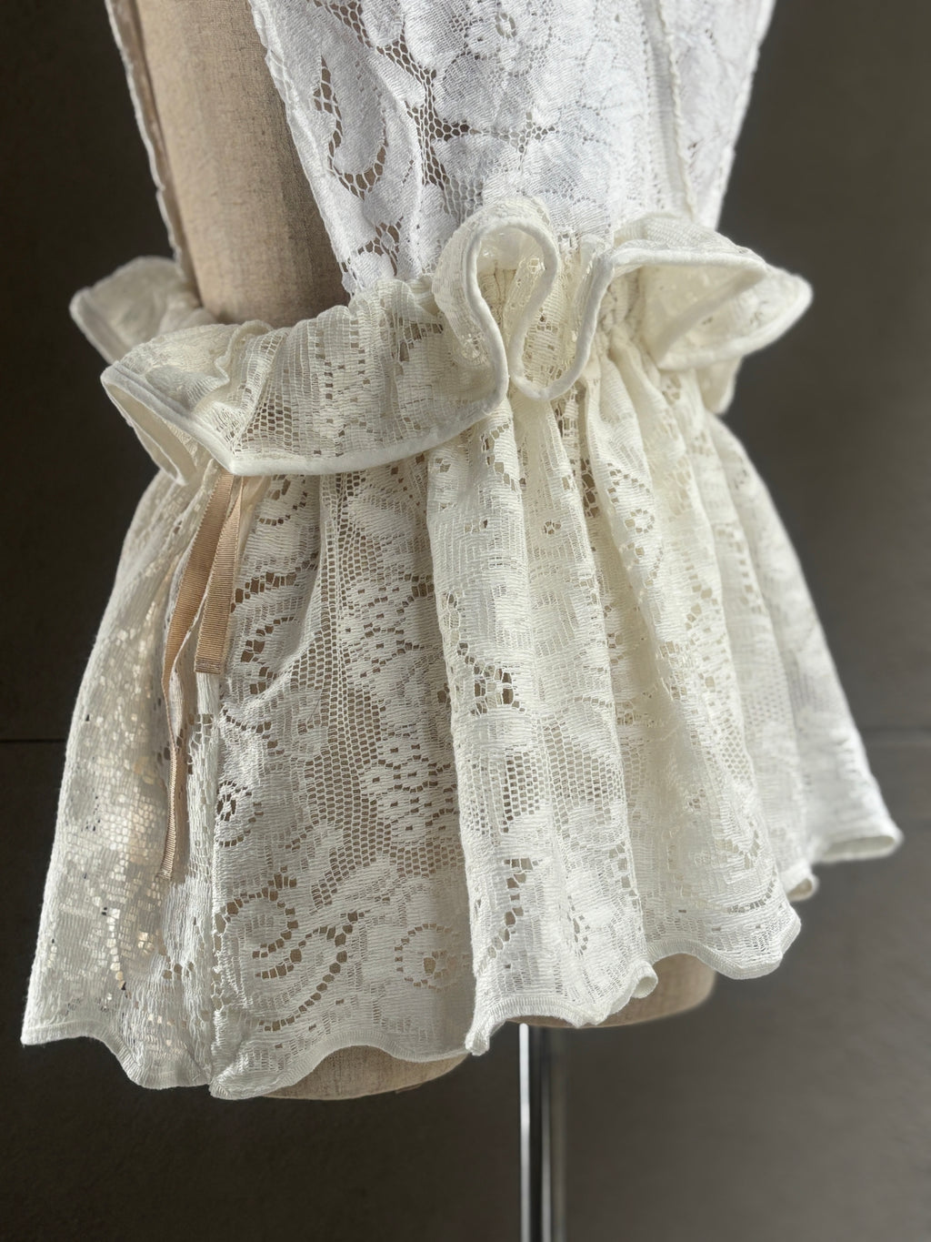 白層（Hakusō） – Layered Lace Wrap Vest