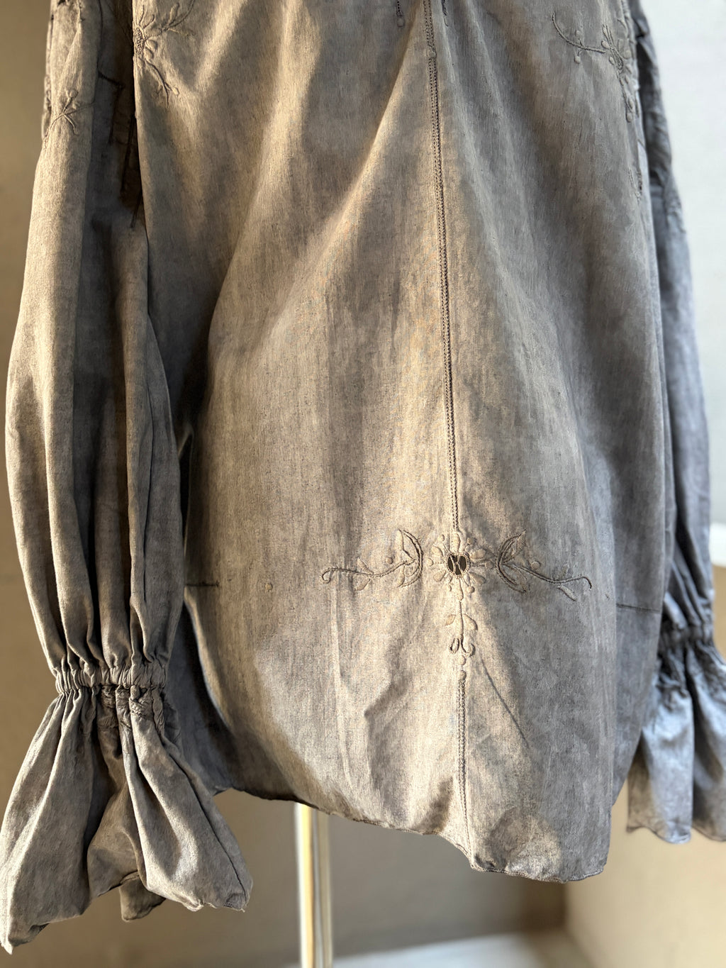無景（Mukei）– Bengara Dyed Lace Blouse