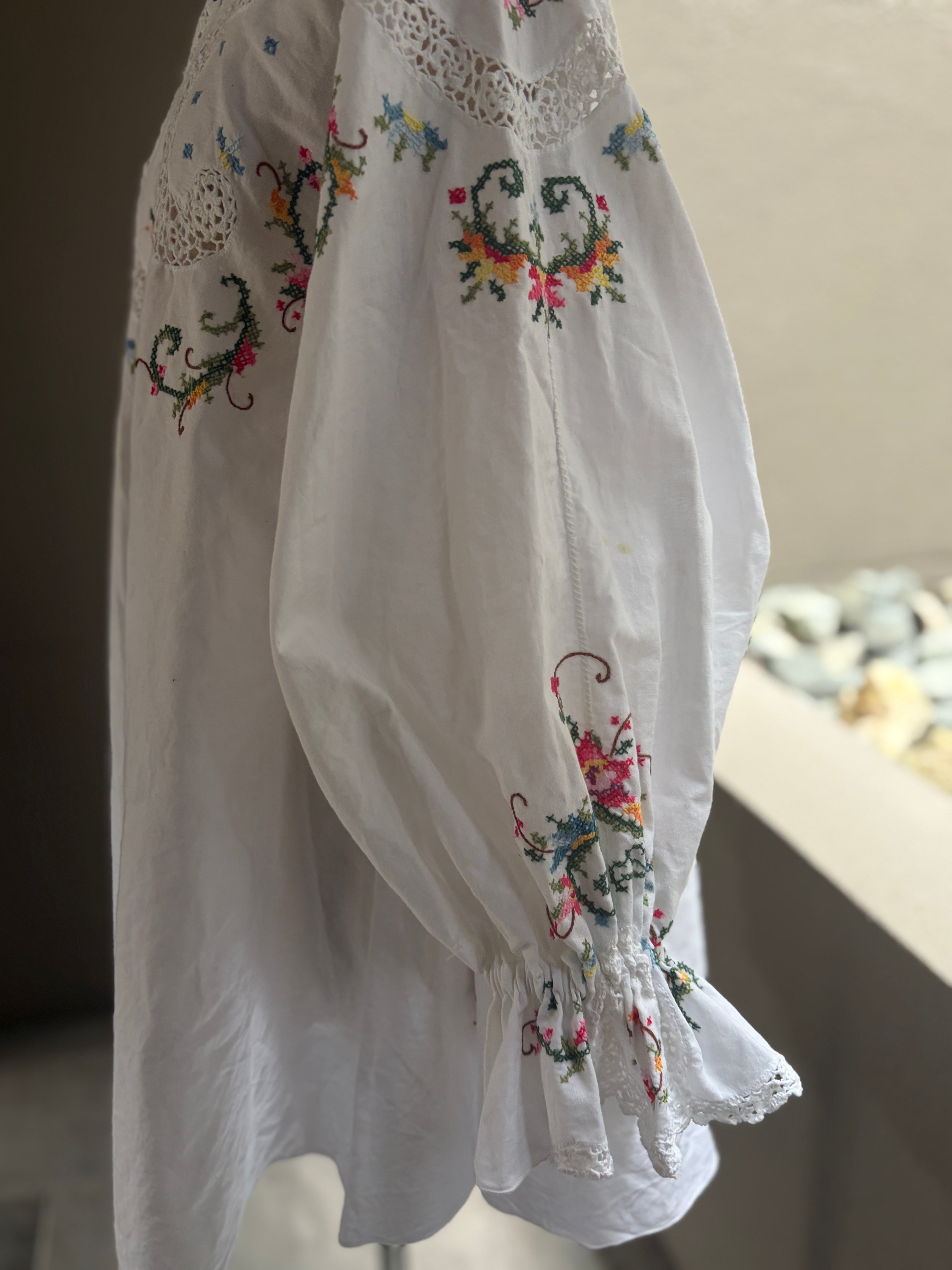 1 彩環（Saikan）｜Embroidered Blouse