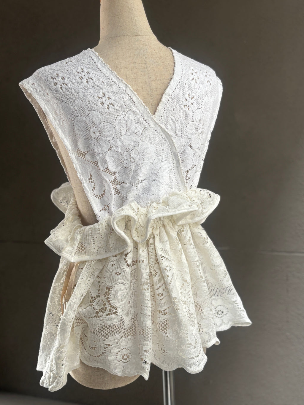 白層（Hakusō） – Layered Lace Wrap Vest