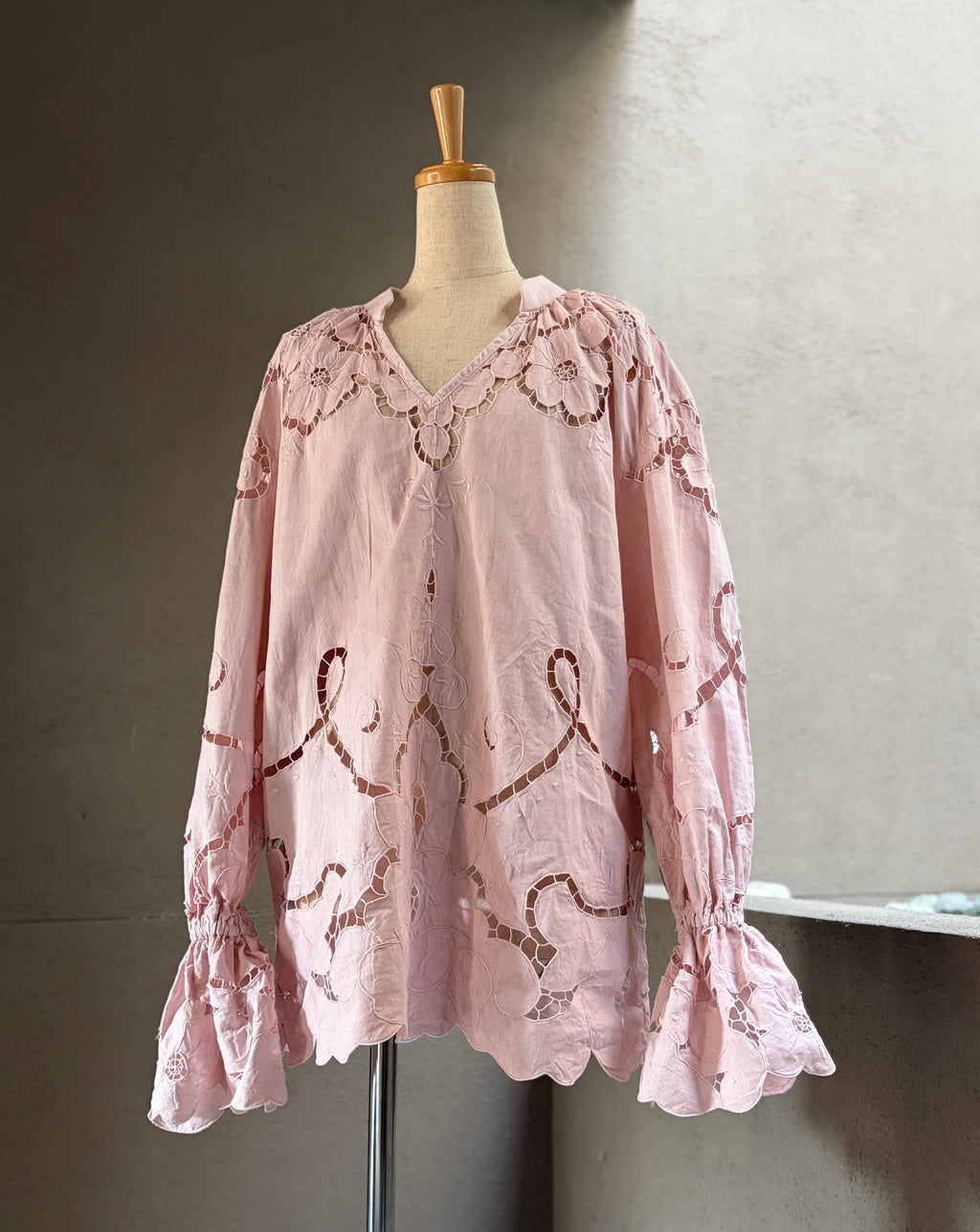 桃影（Momokage）– Blush Lace Blous