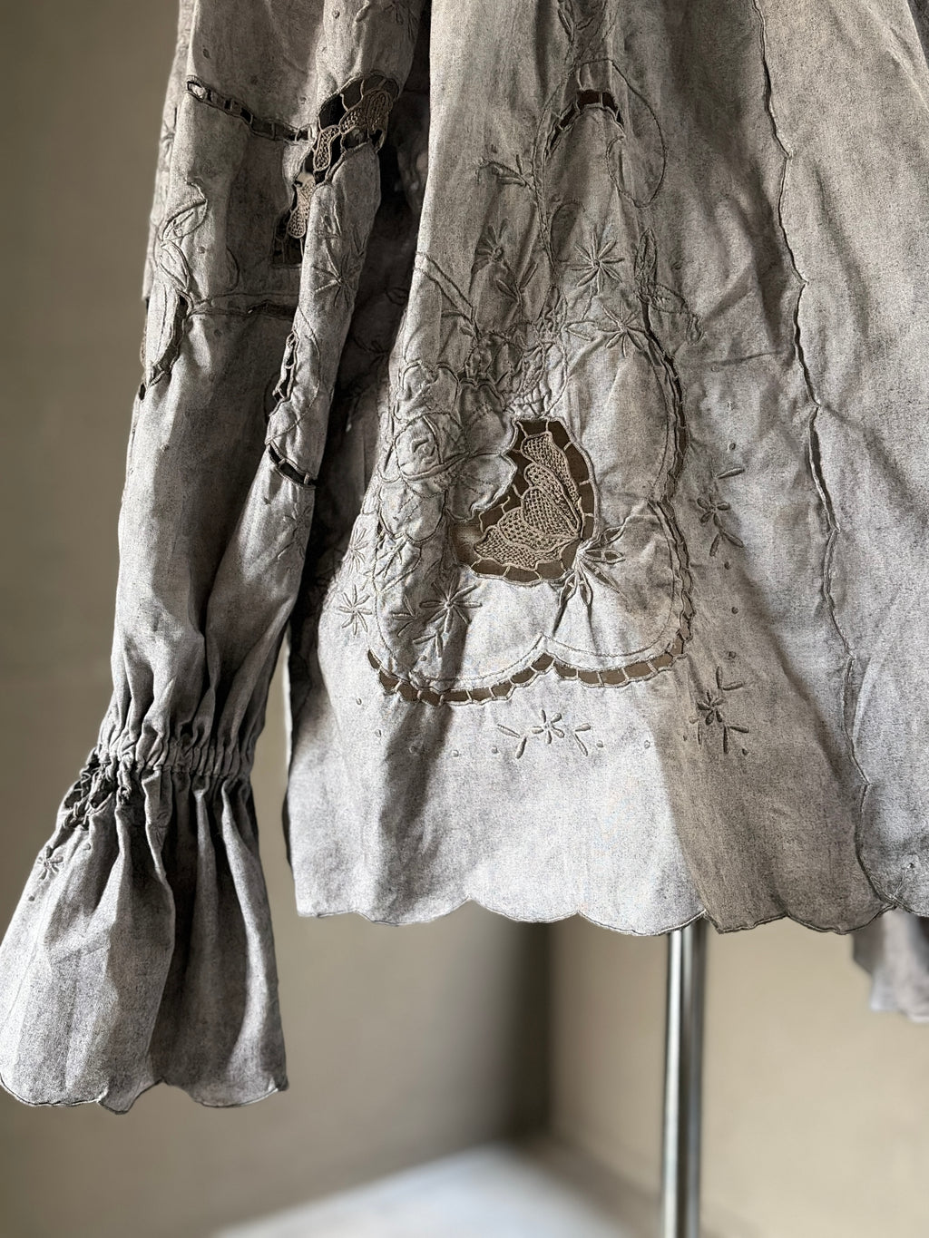 歩痕（Hokon）– Dyed Lace Blouse