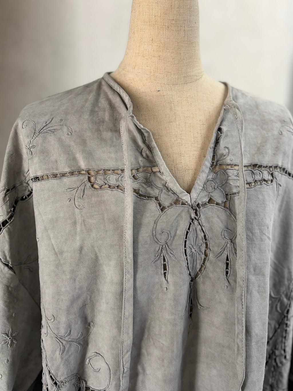 果影（Kaei）– Vintage Embroidered Blouse