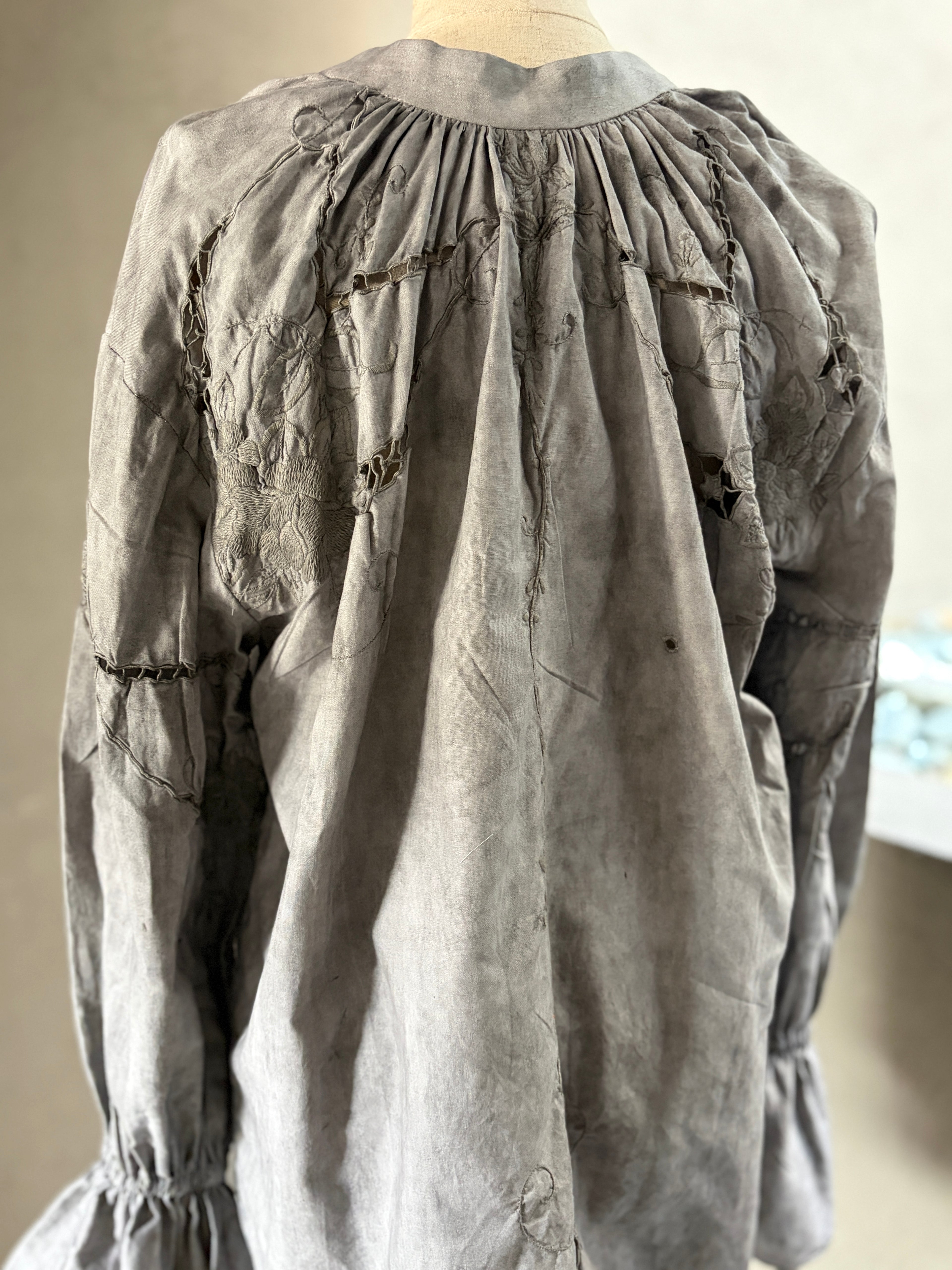 顕在（Kenzai）– Lace Blouse