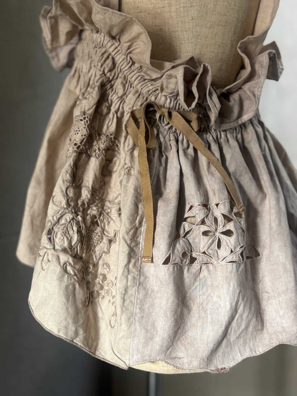 重紋（Jūmon）– Embroidered Wrap Frill Vest
