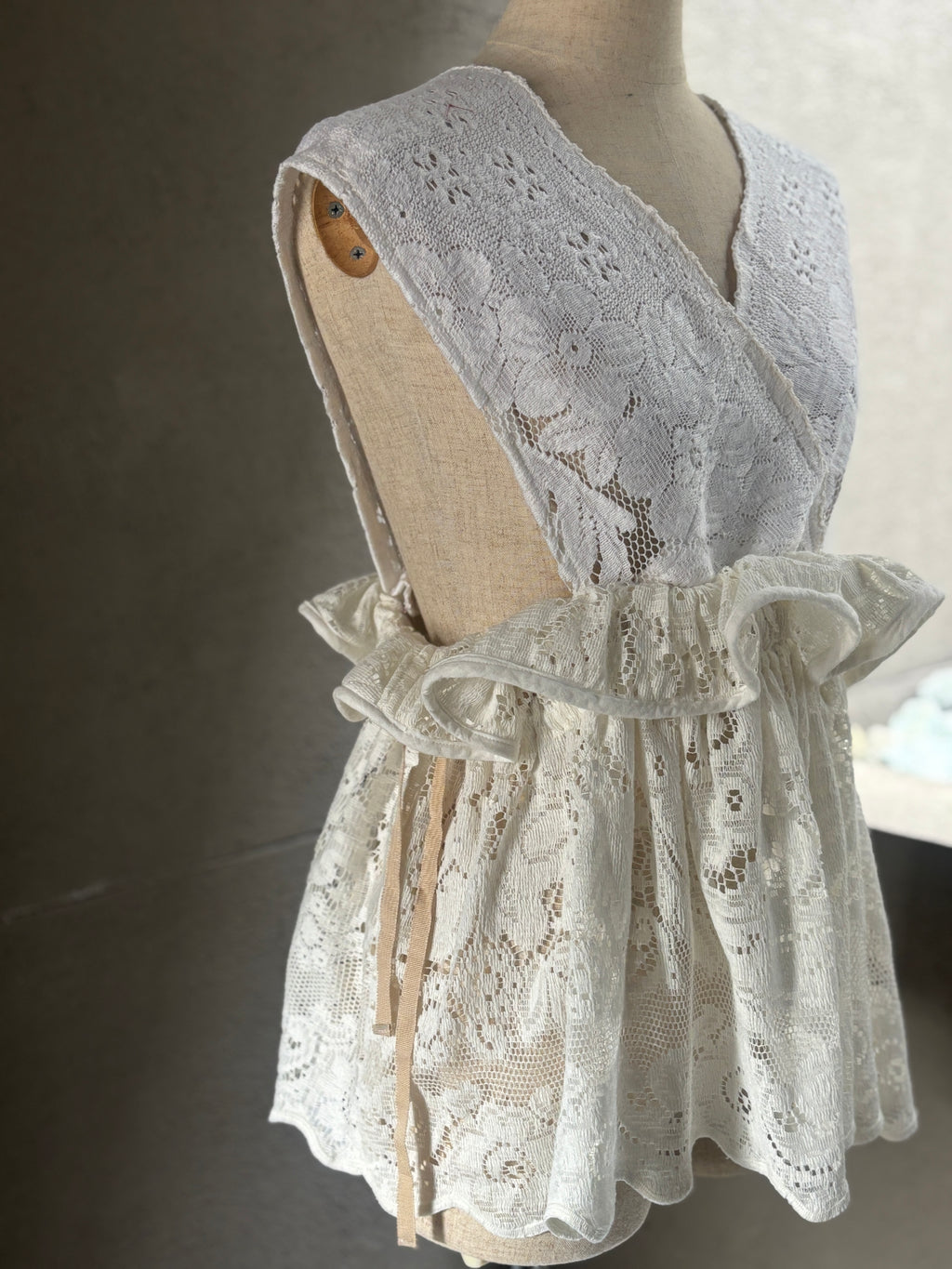白層（Hakusō） – Layered Lace Wrap Vest