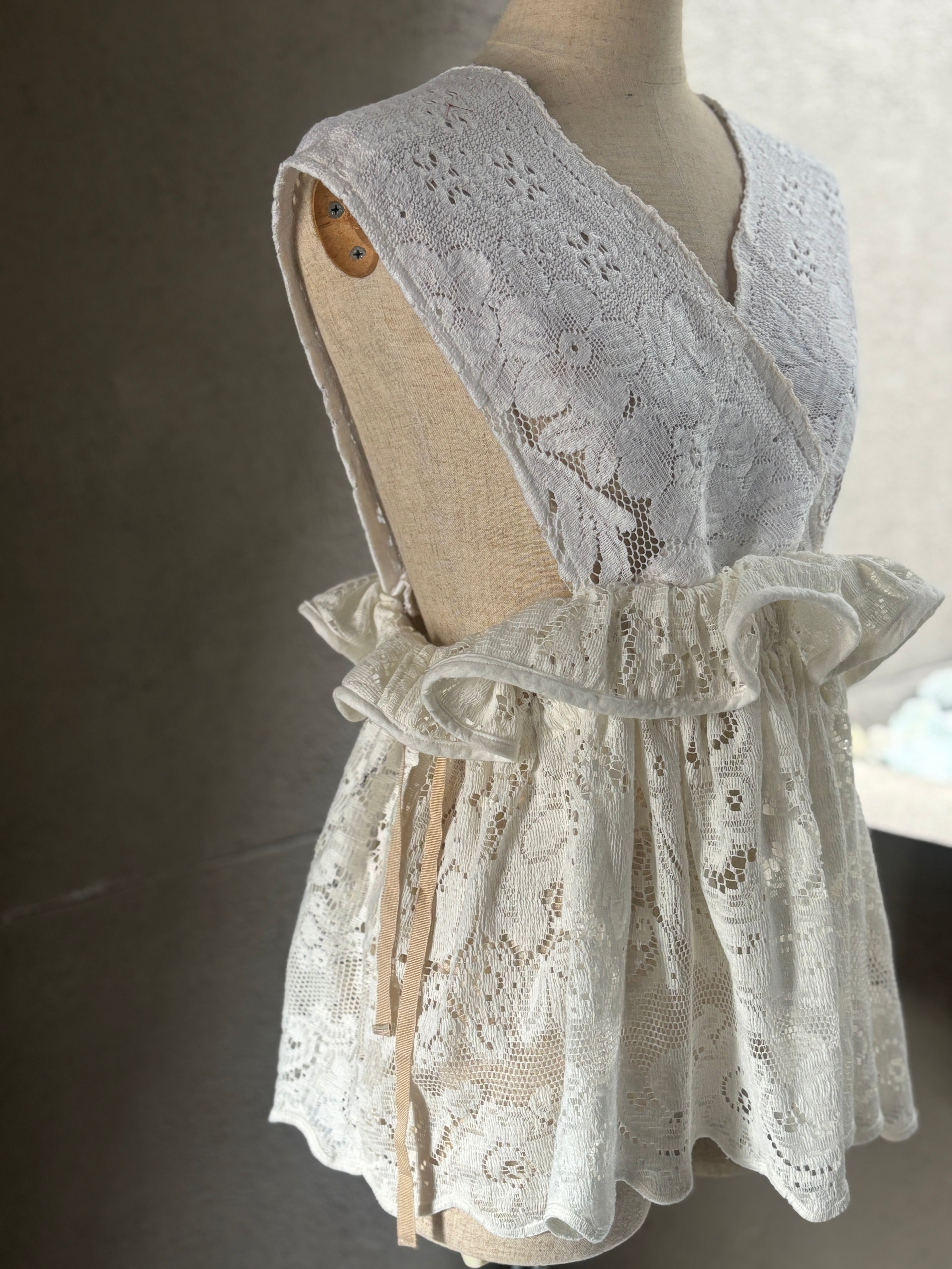 白層（Hakusō） – Layered Lace Wrap Vest