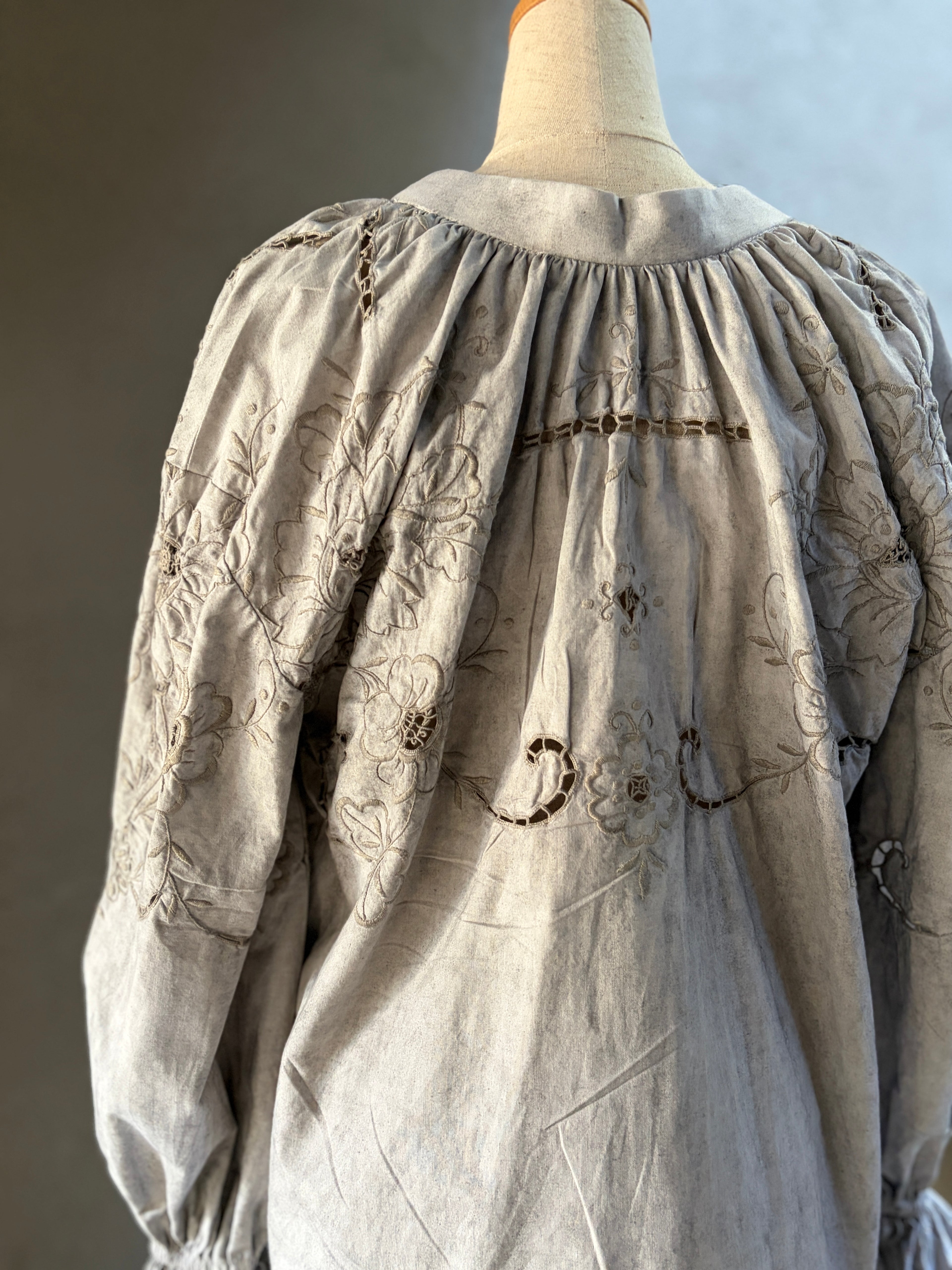 背景（Haikei）– Lace Blouse