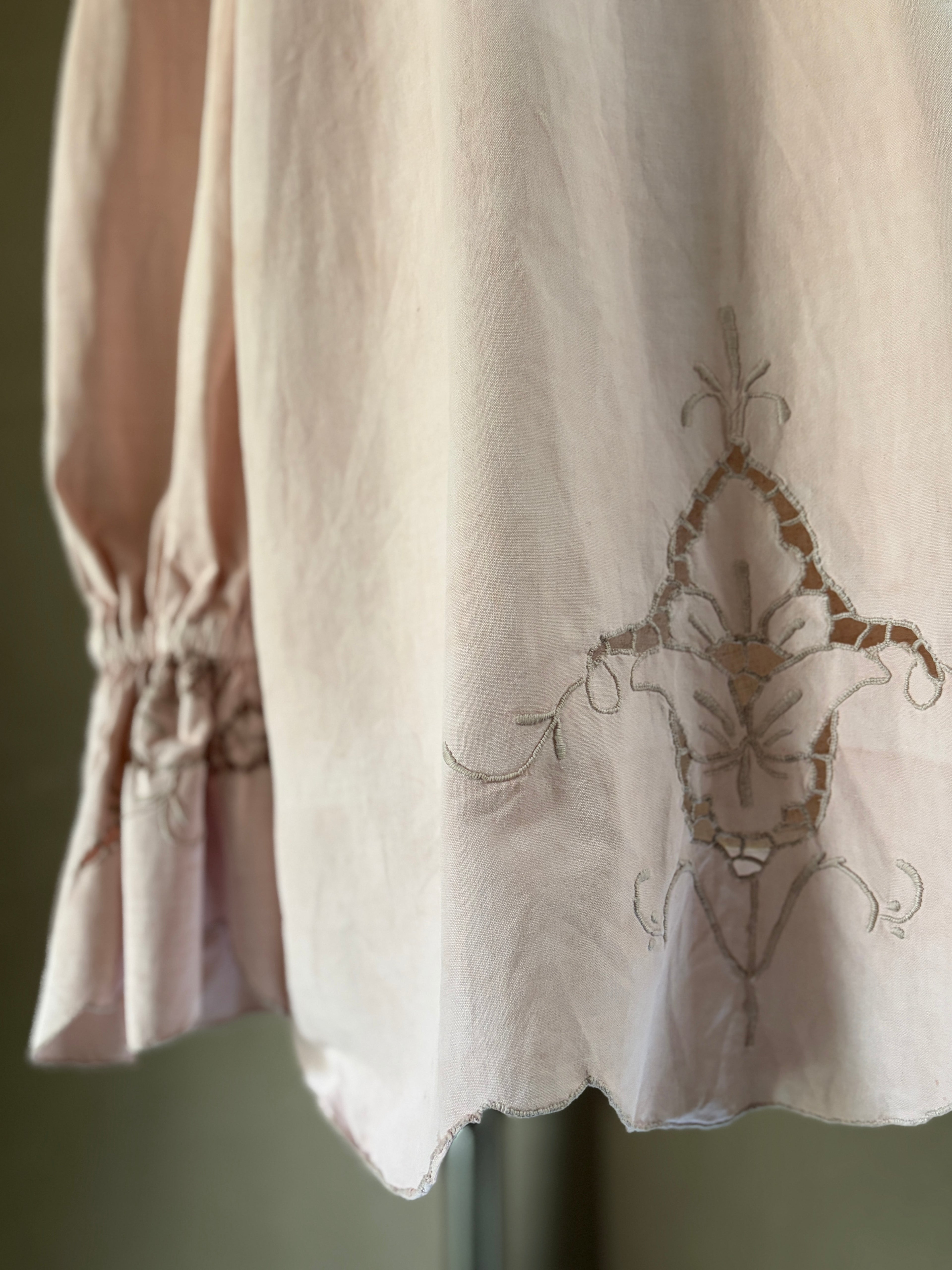 淡桜（Awazakura）– Lace Blouse