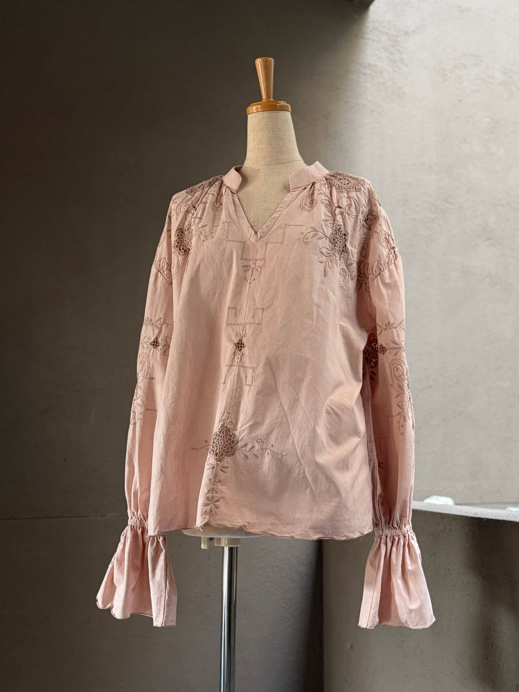 薄花（Usubana）– Lace Embroidery Blouse