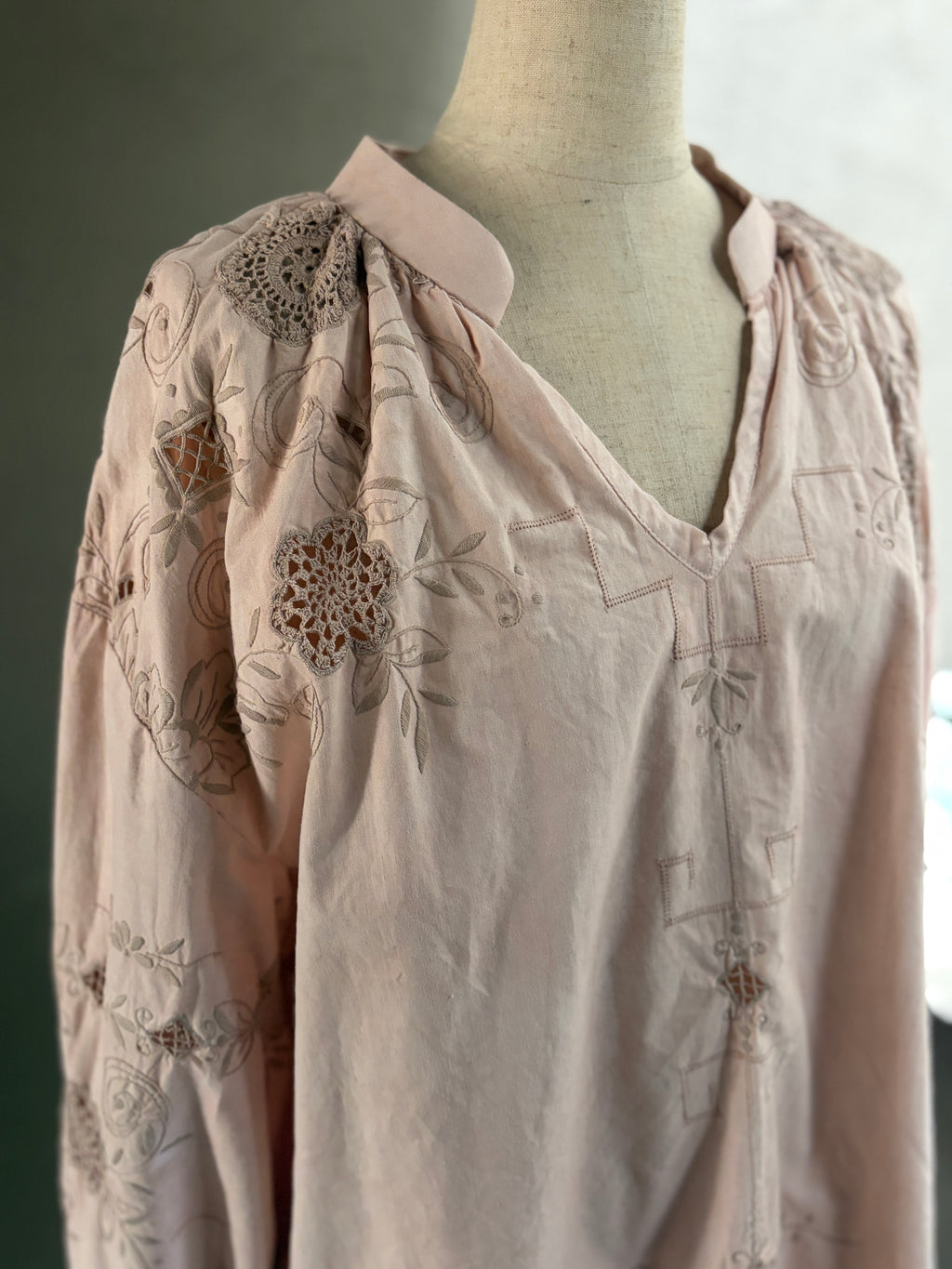 薄花（Usubana）– Lace Embroidery Blouse