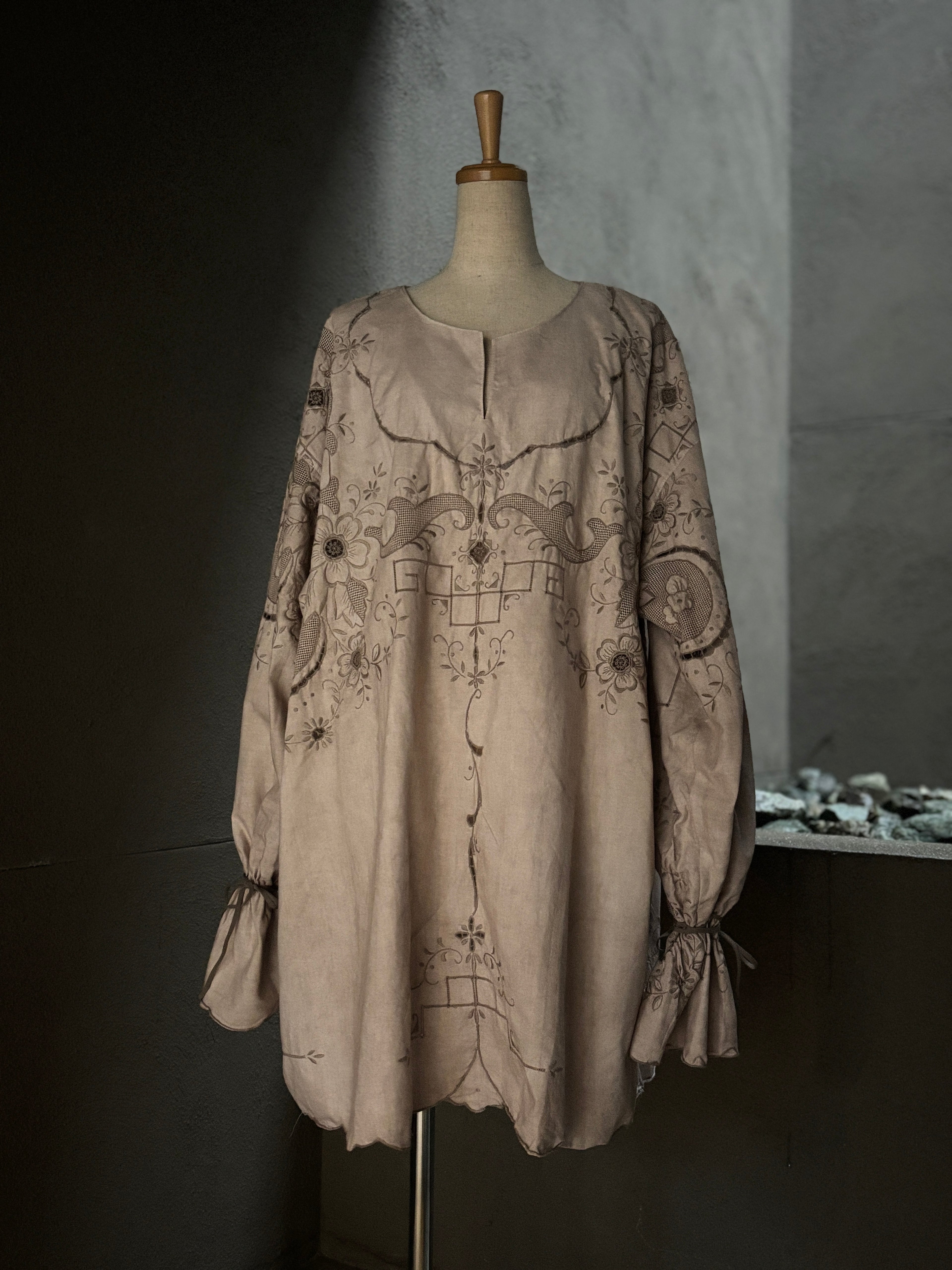 紋景（Mon-kei）｜Embroidered Tunic