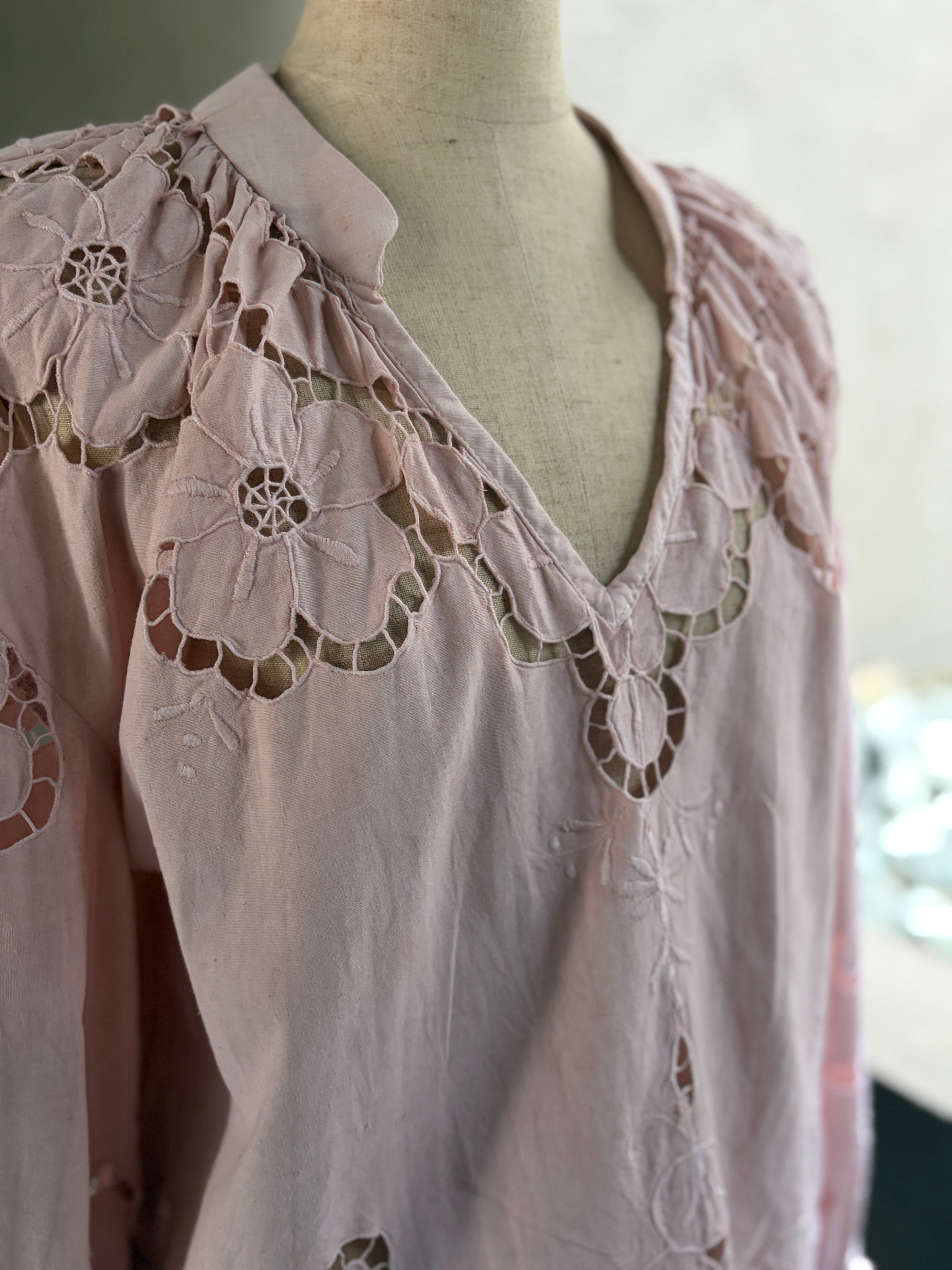 桃影（Momokage）– Blush Lace Blous