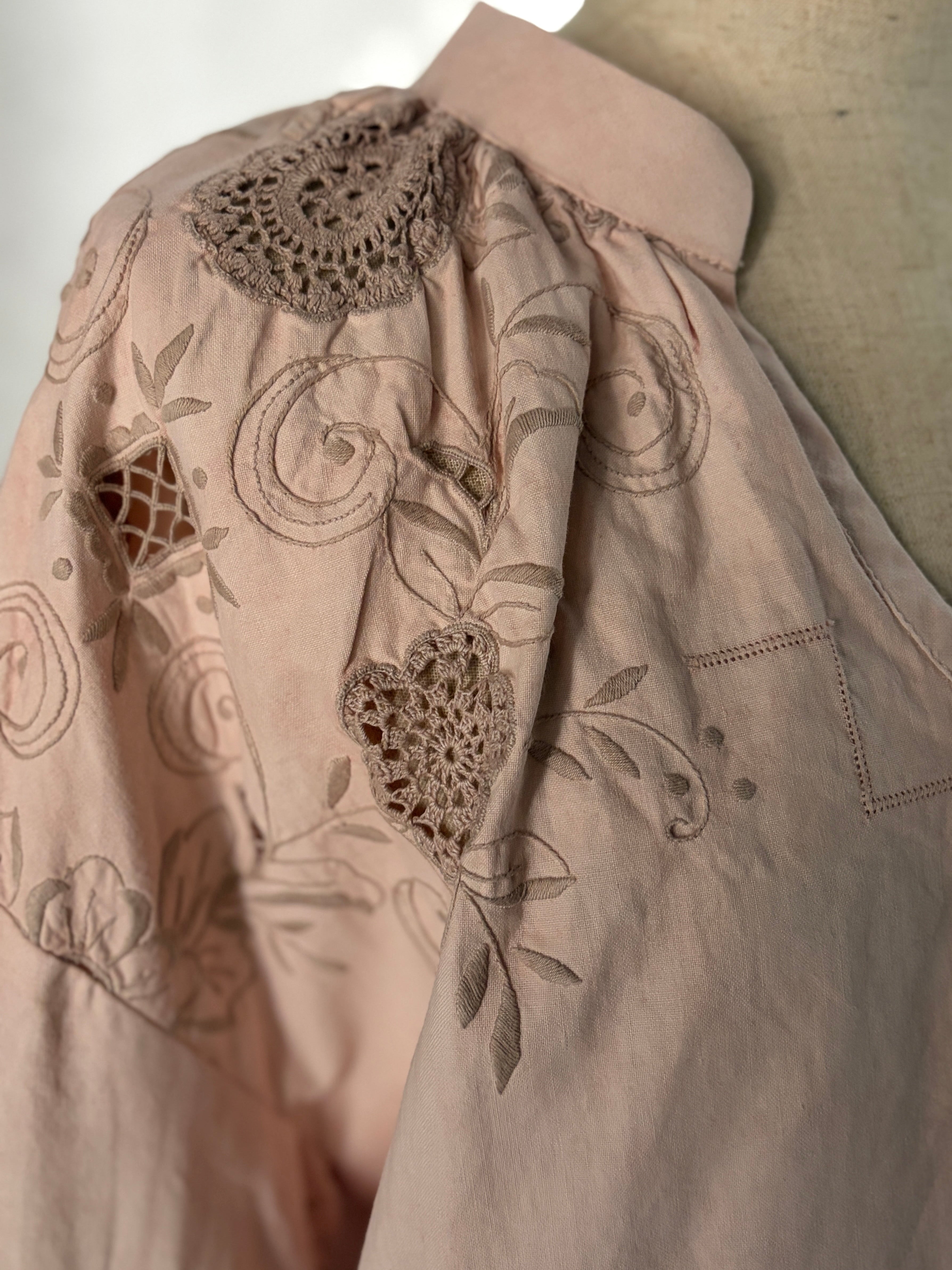 薄花（Usubana）– Lace Embroidery Blouse