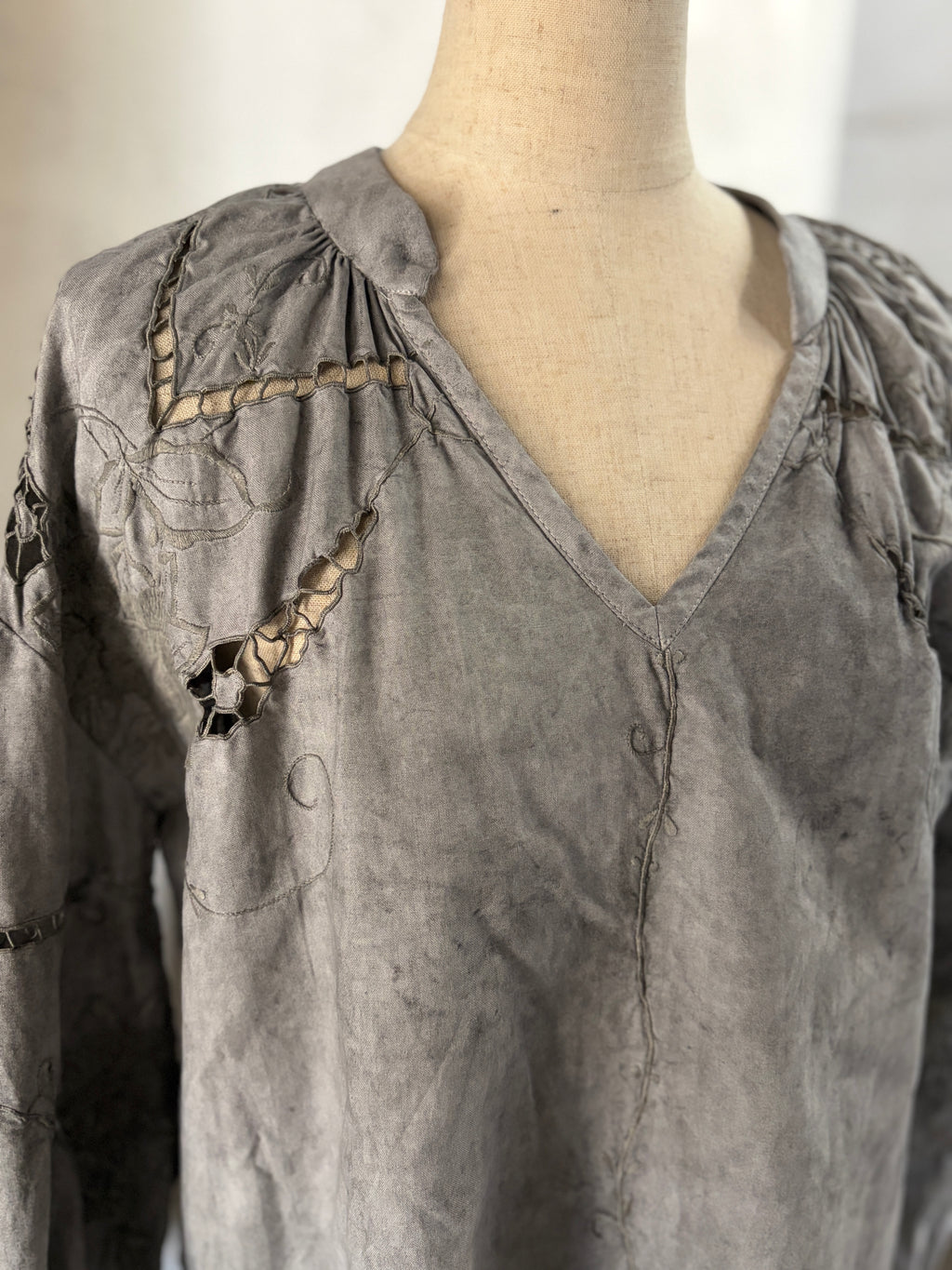 顕在（Kenzai）– Lace Blouse
