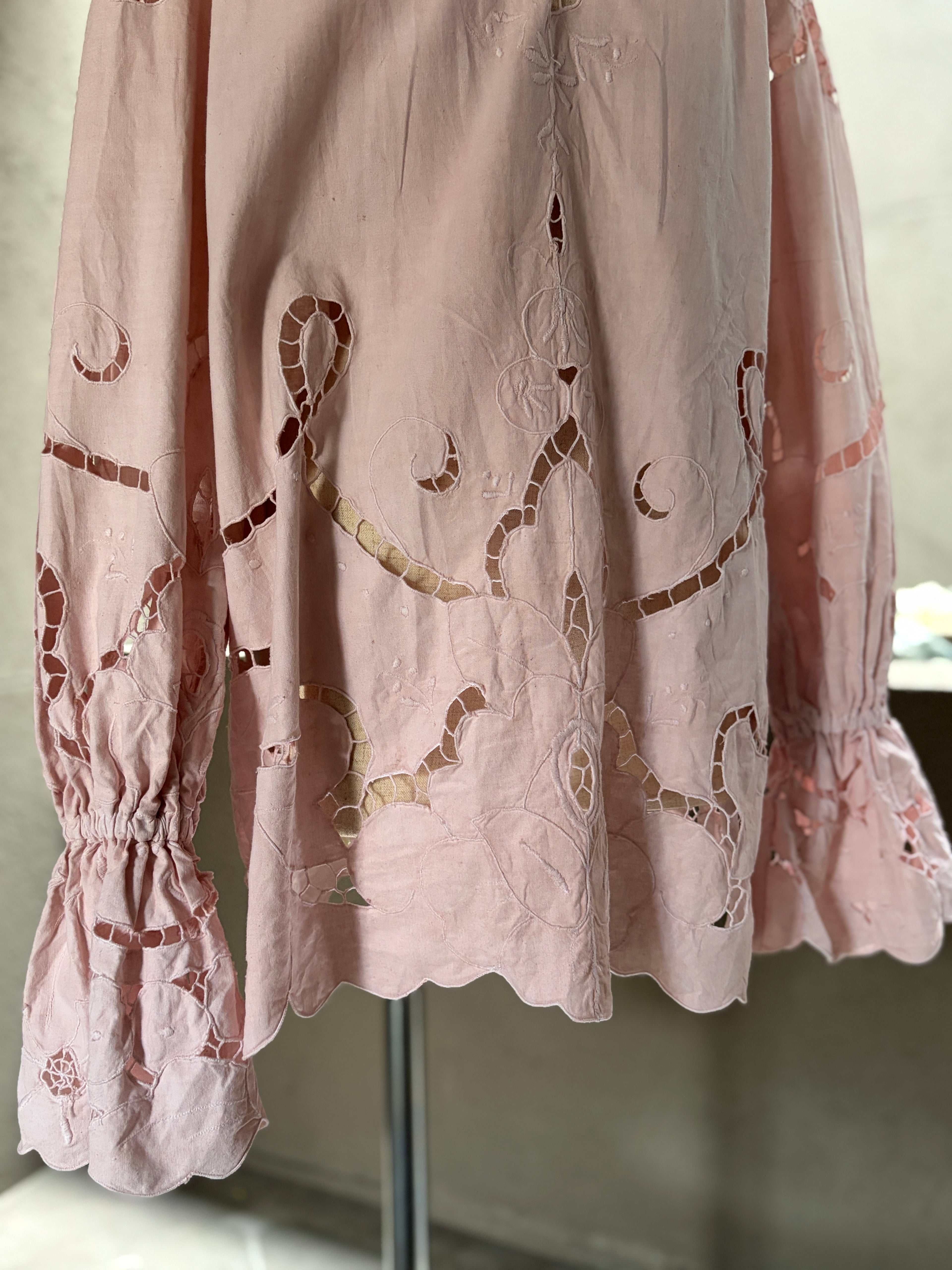桃影（Momokage）– Blush Lace Blous