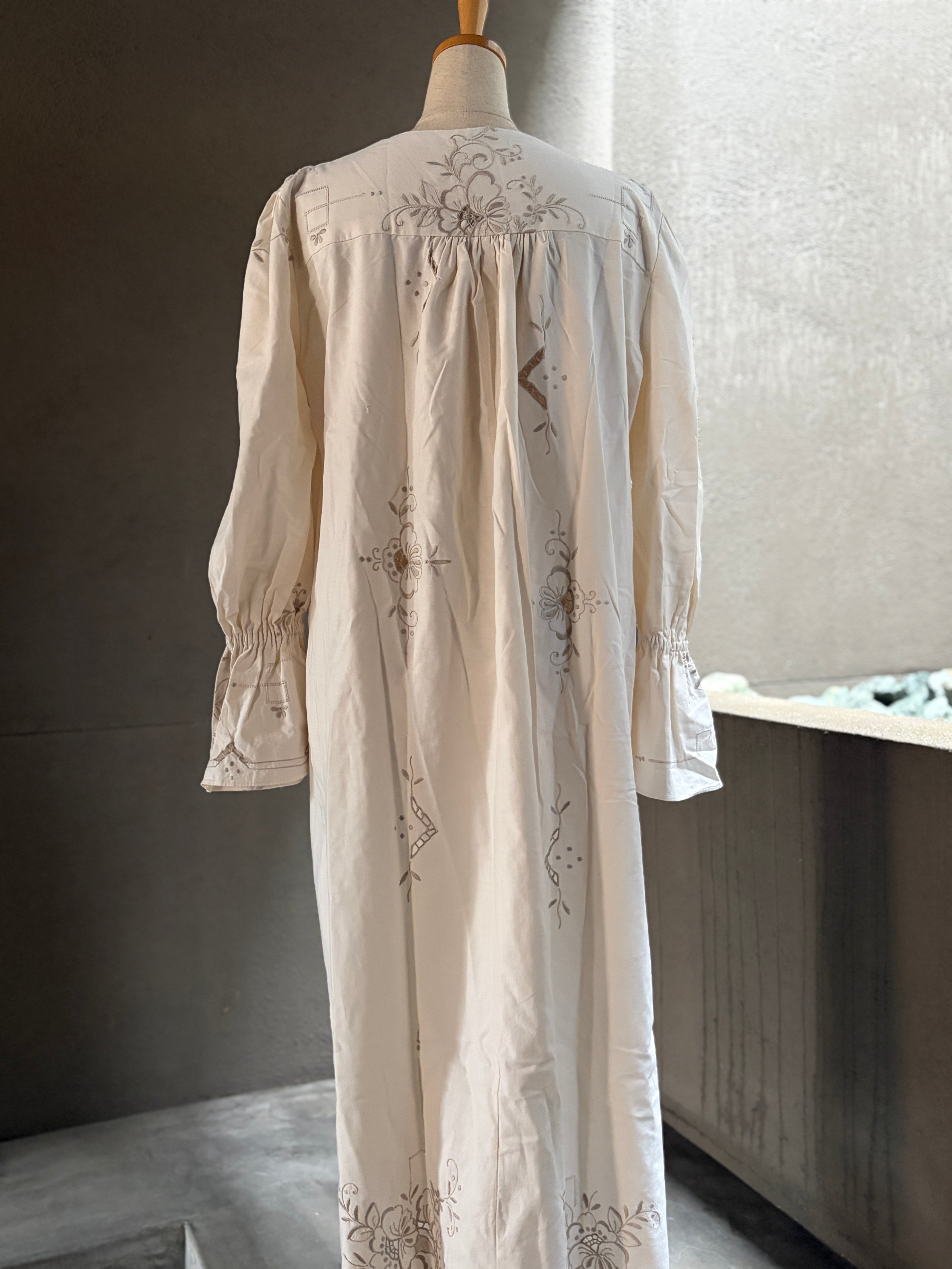 綺章（Kishō）｜Ornate Ivory Dress