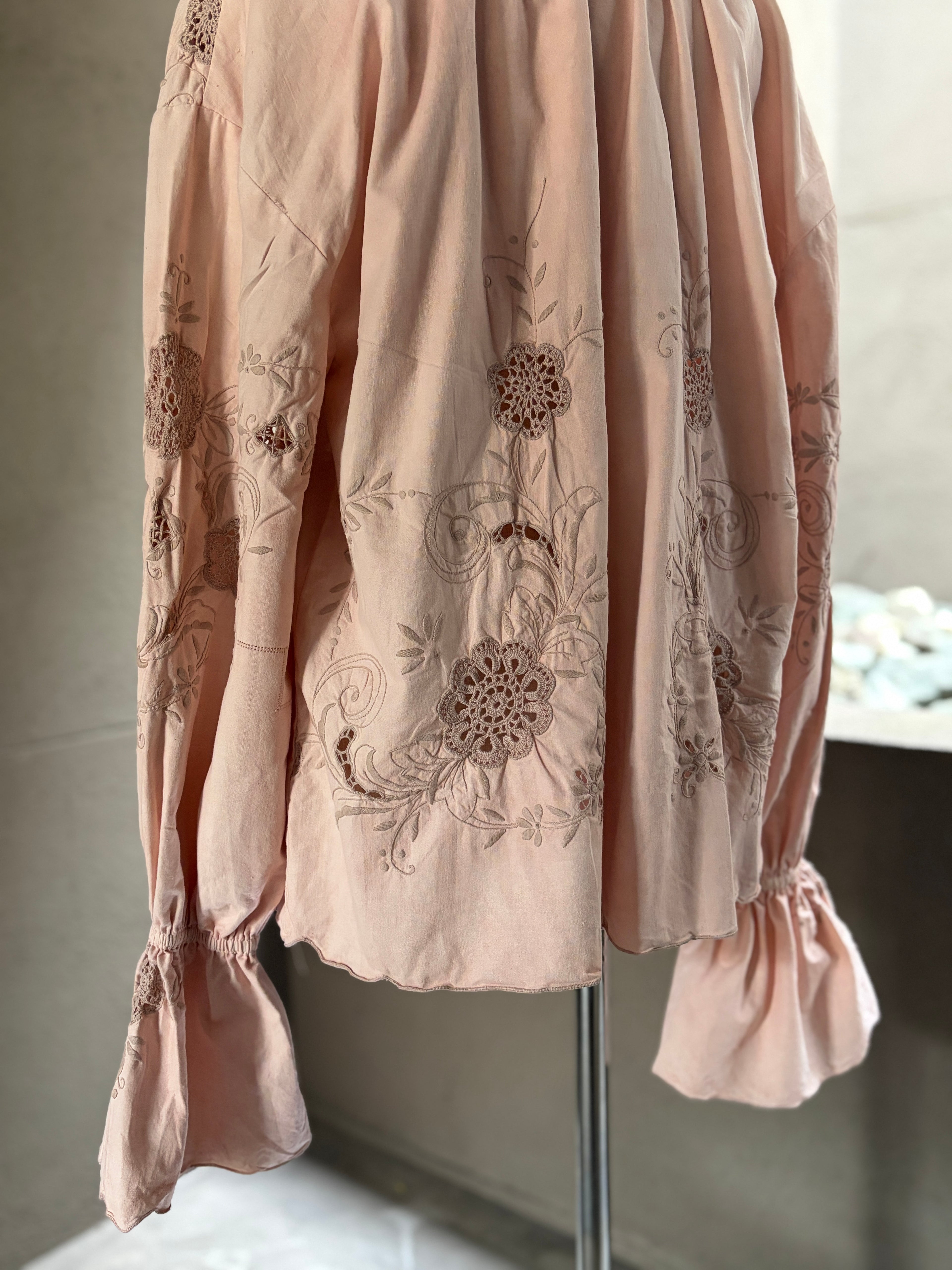 薄花（Usubana）– Lace Embroidery Blouse