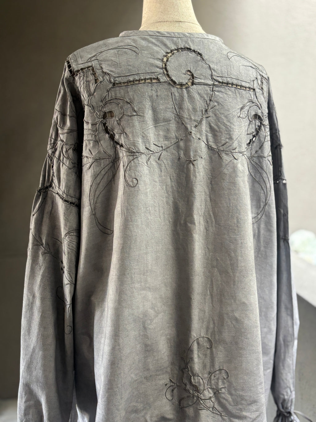 静縫（Seihō）｜Quiet Cutwork Blouse