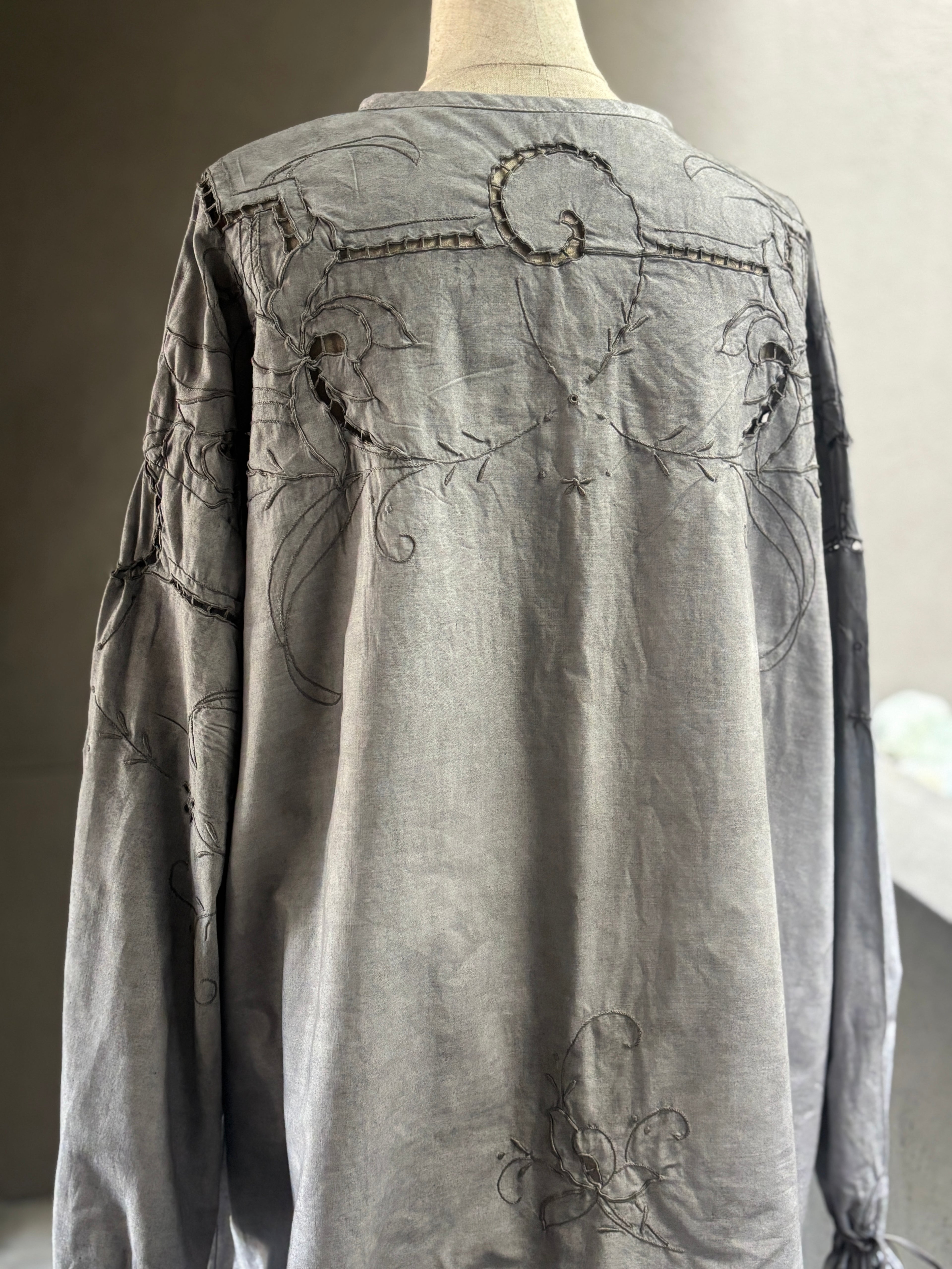 静縫（Seihō）｜Quiet Cutwork Blouse