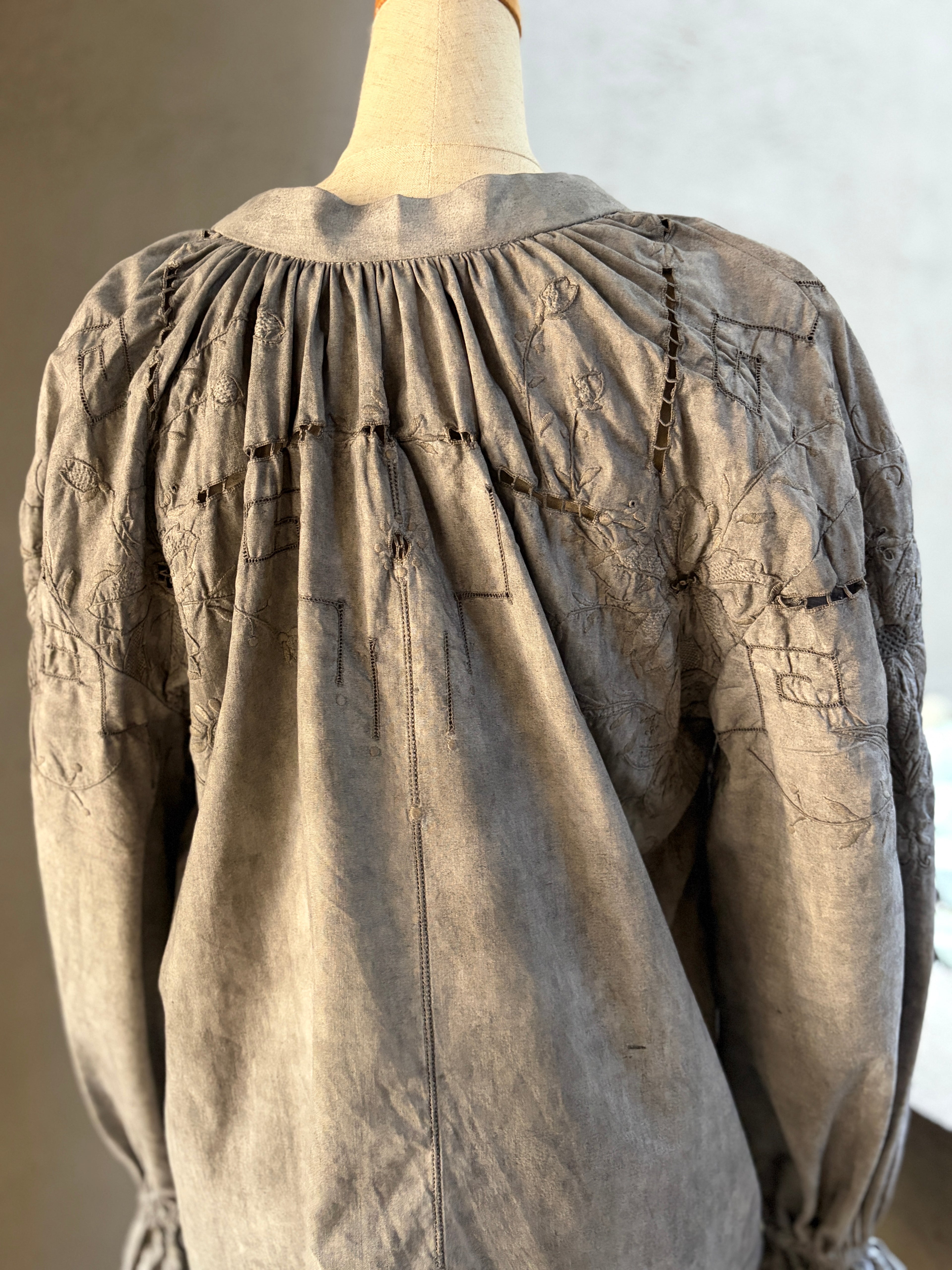 無景（Mukei）– Bengara Dyed Lace Blouse