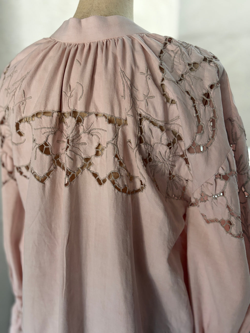 淡桜（Awazakura）– Lace Blouse