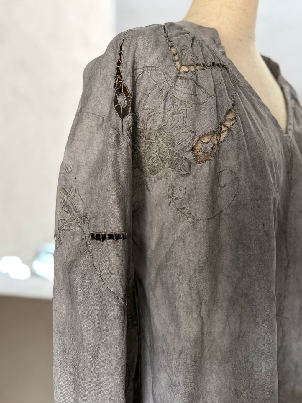 顕在（Kenzai）– Lace Blouse