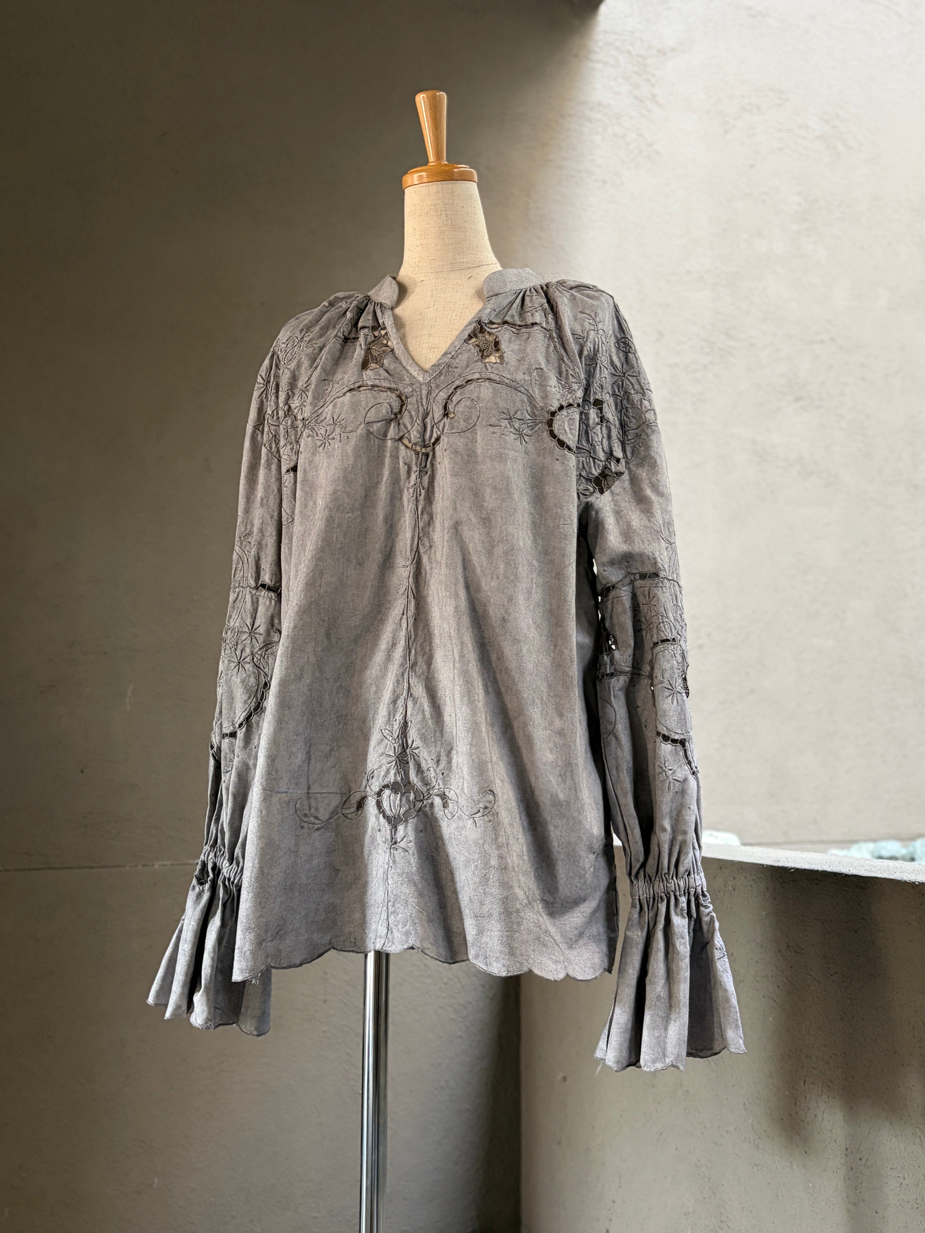 歩痕（Hokon）– Dyed Lace Blouse