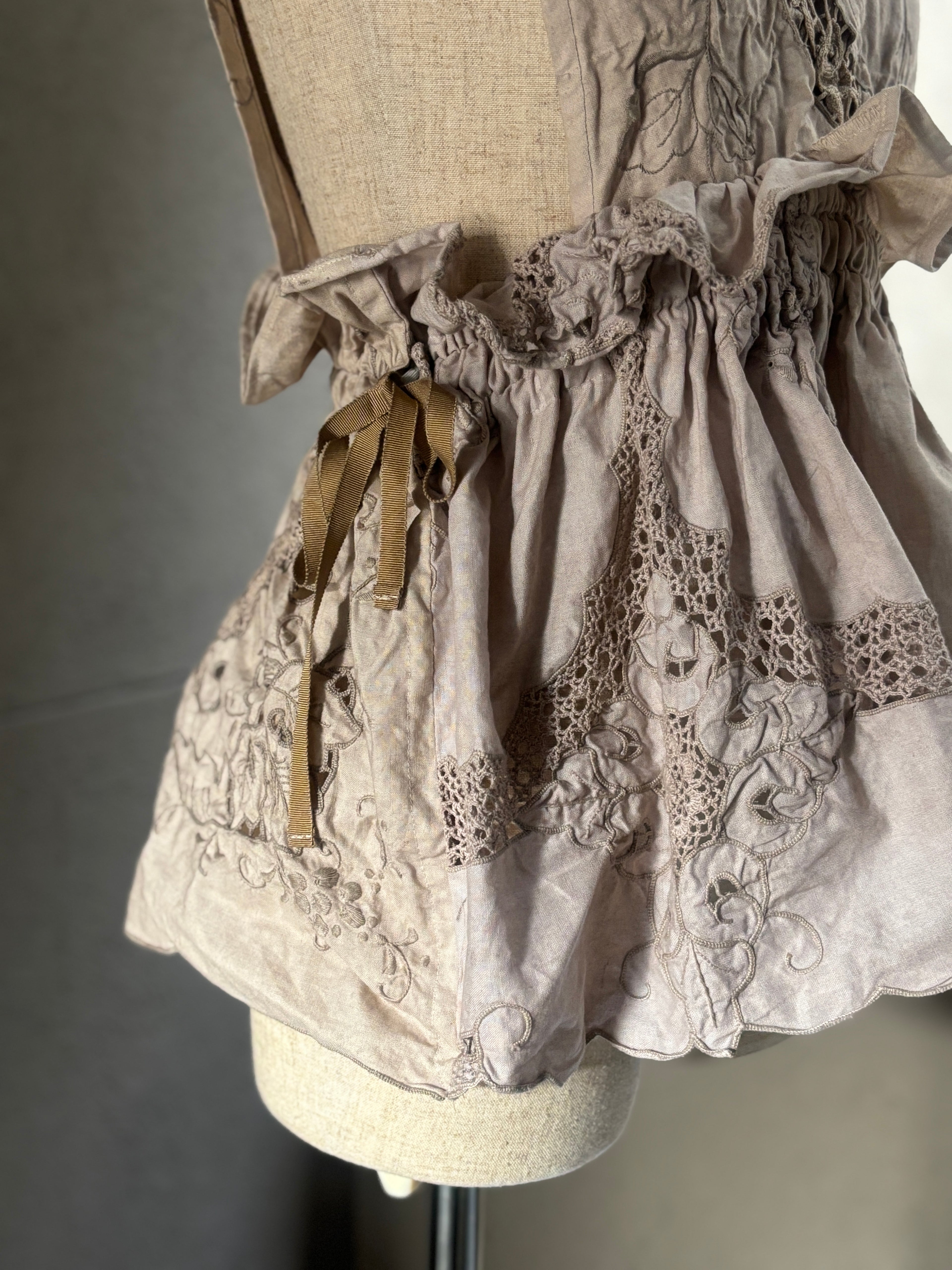 重紋（Jūmon）– Embroidered Wrap Frill Vest