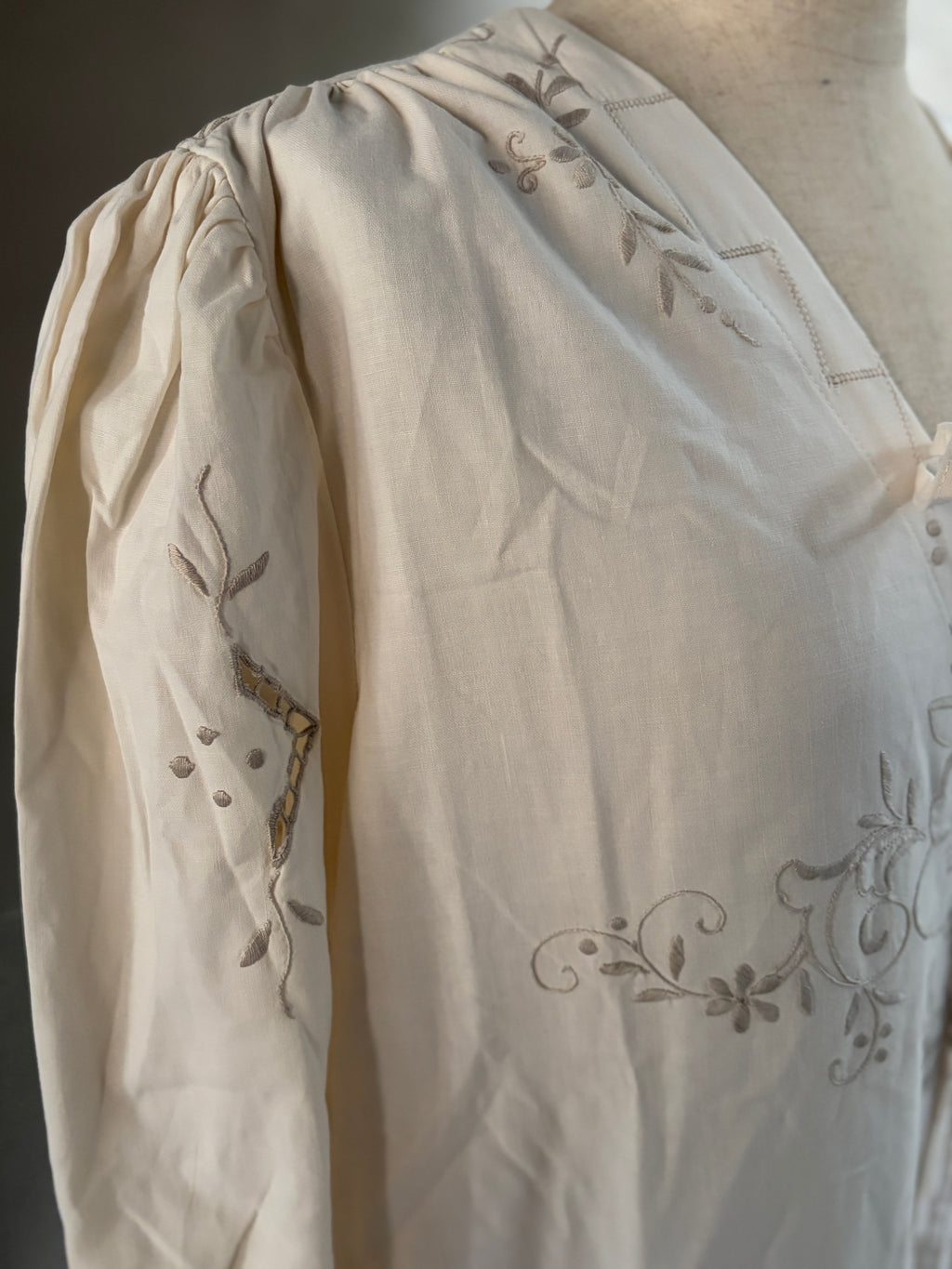 綺章（Kishō）｜Ornate Ivory Dress