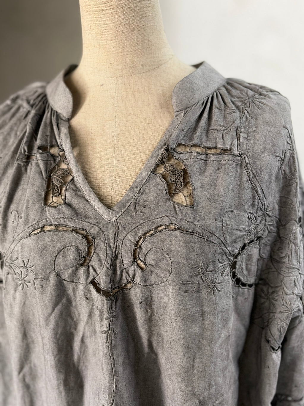 歩痕（Hokon）– Dyed Lace Blouse