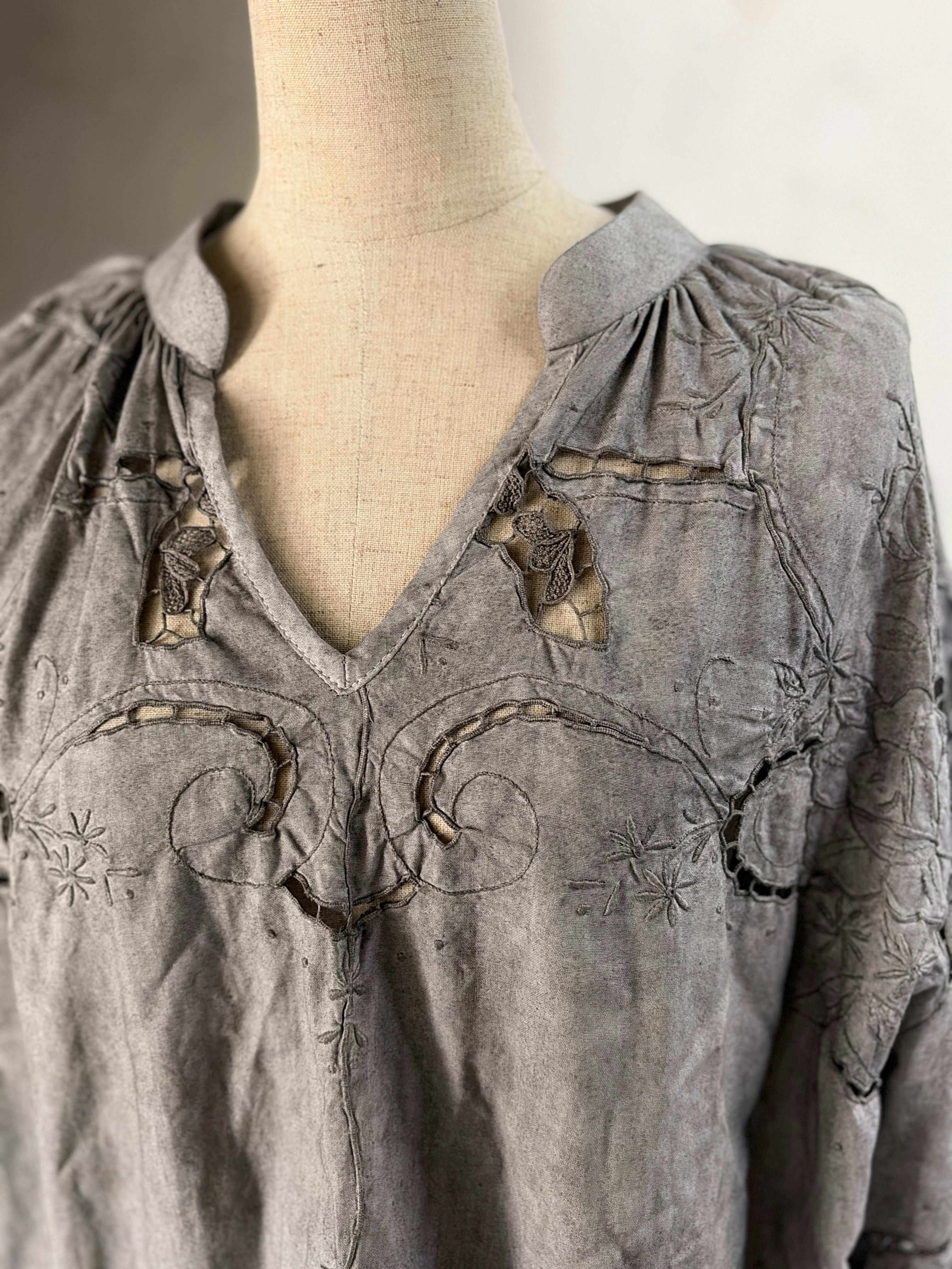 歩痕（Hokon）– Dyed Lace Blouse