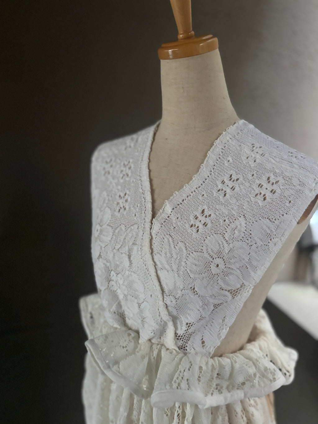 白層（Hakusō） – Layered Lace Wrap Vest