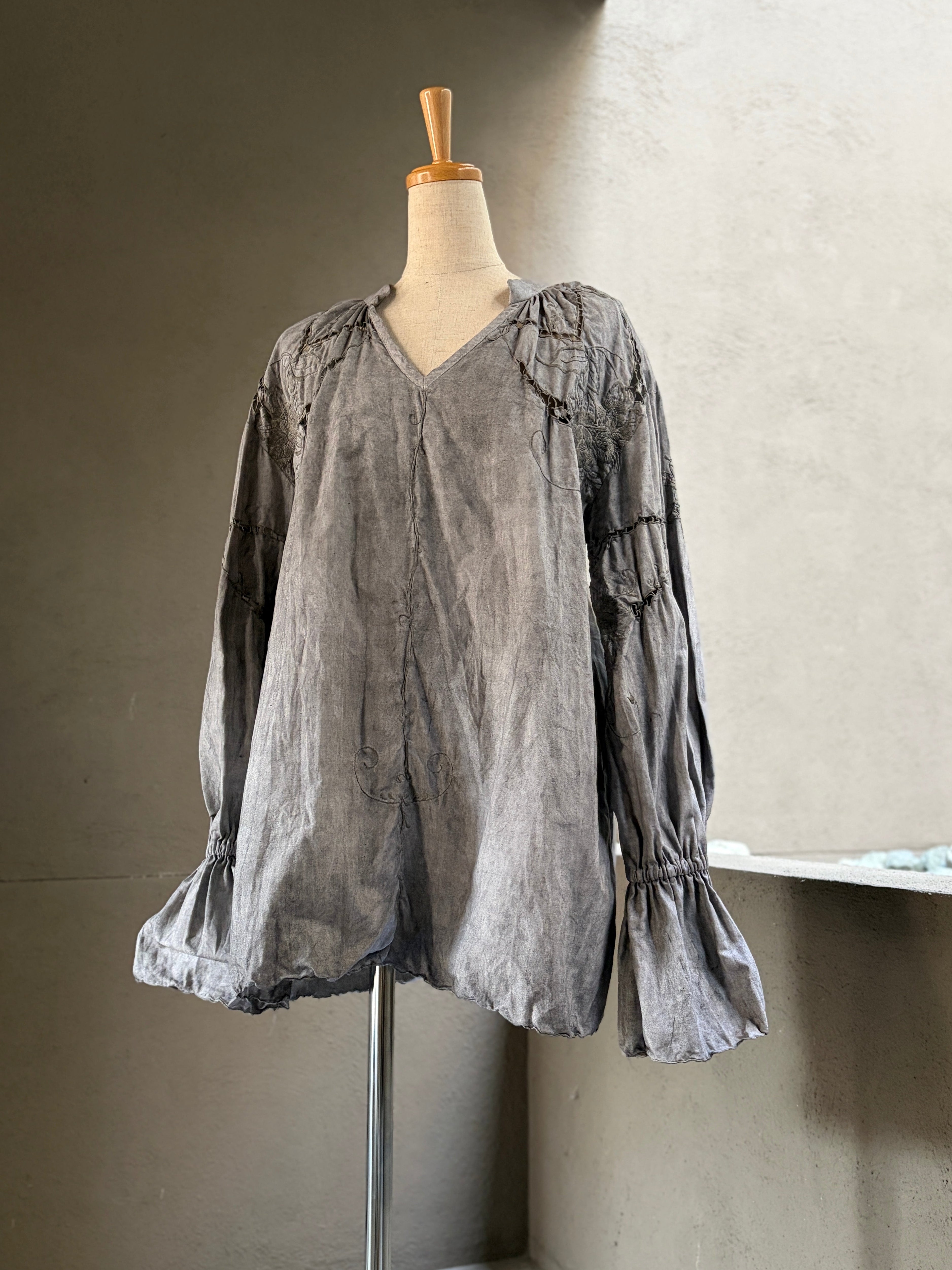 顕在（Kenzai）– Lace Blouse