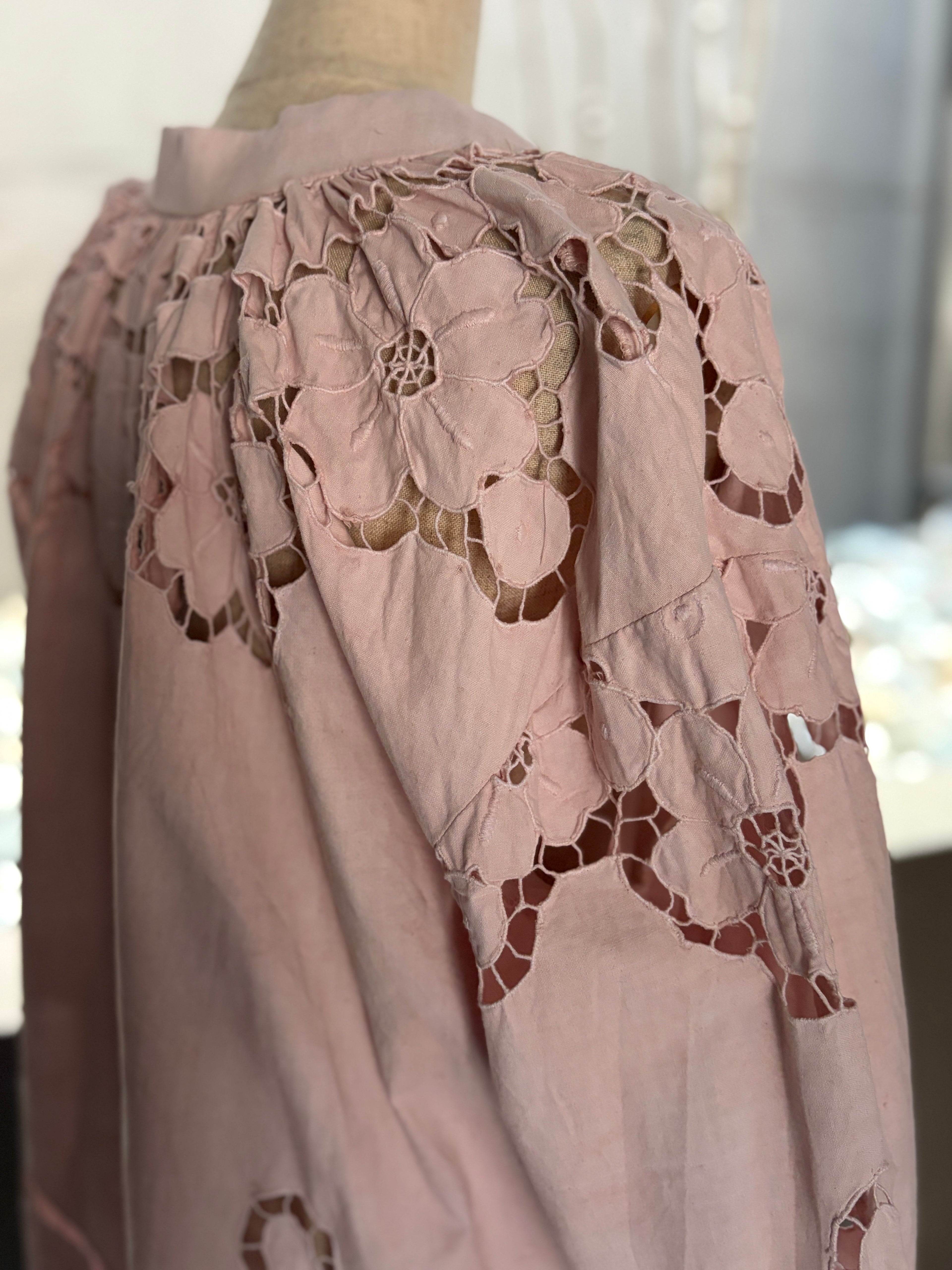 桃影（Momokage）– Blush Lace Blous