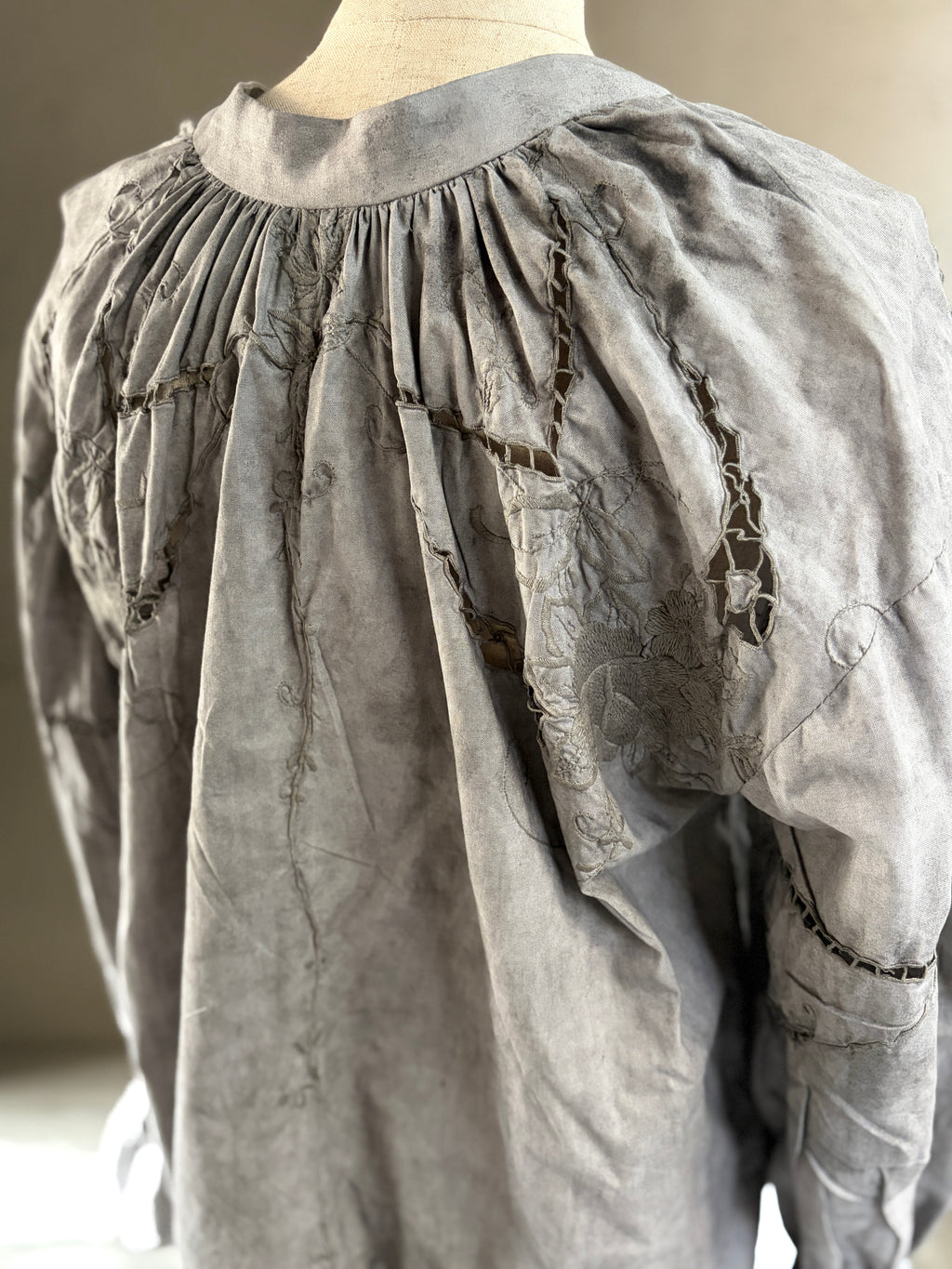 顕在（Kenzai）– Lace Blouse