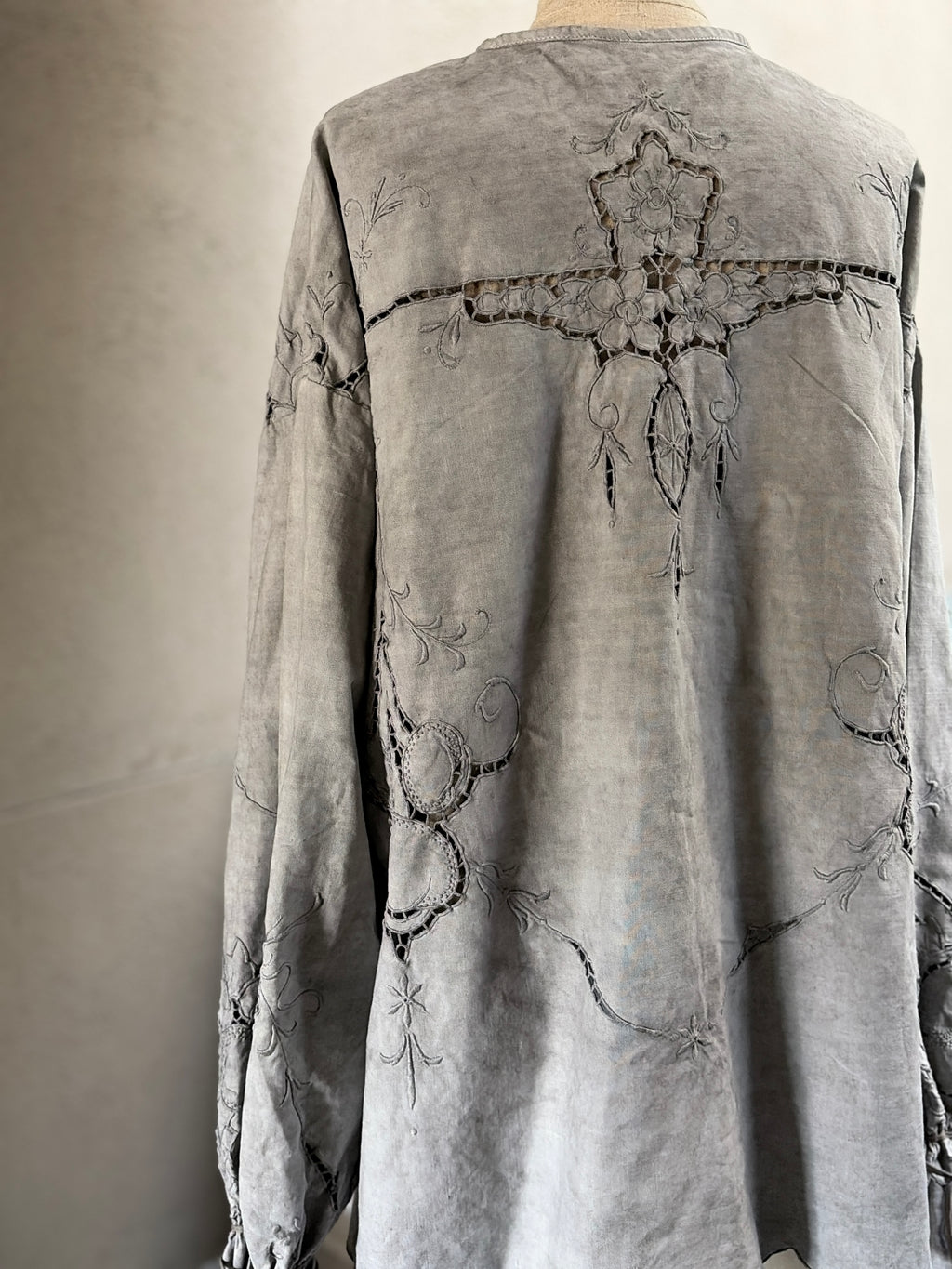 果影（Kaei）– Vintage Embroidered Blouse
