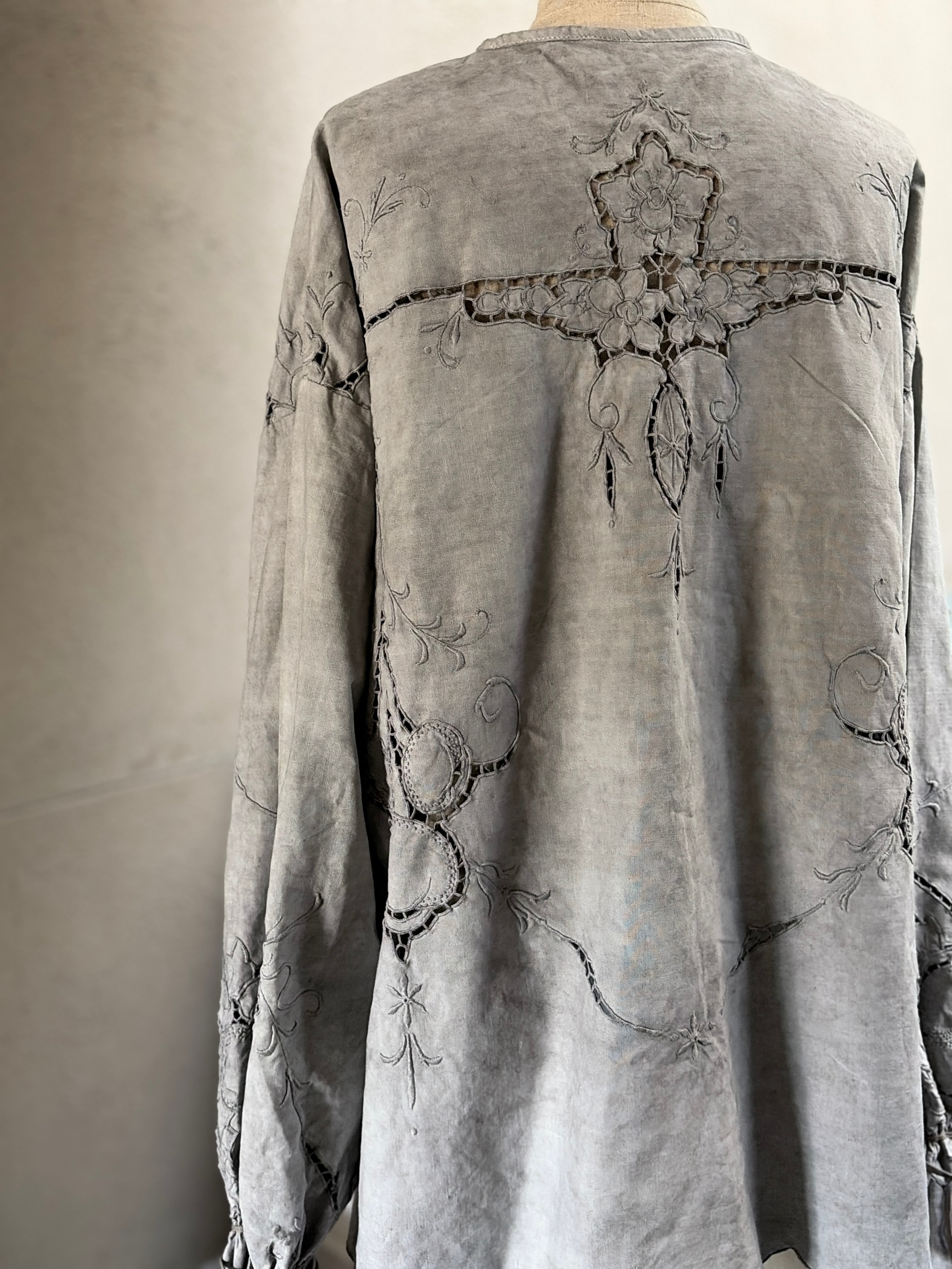 果影（Kaei）– Vintage Embroidered Blouse