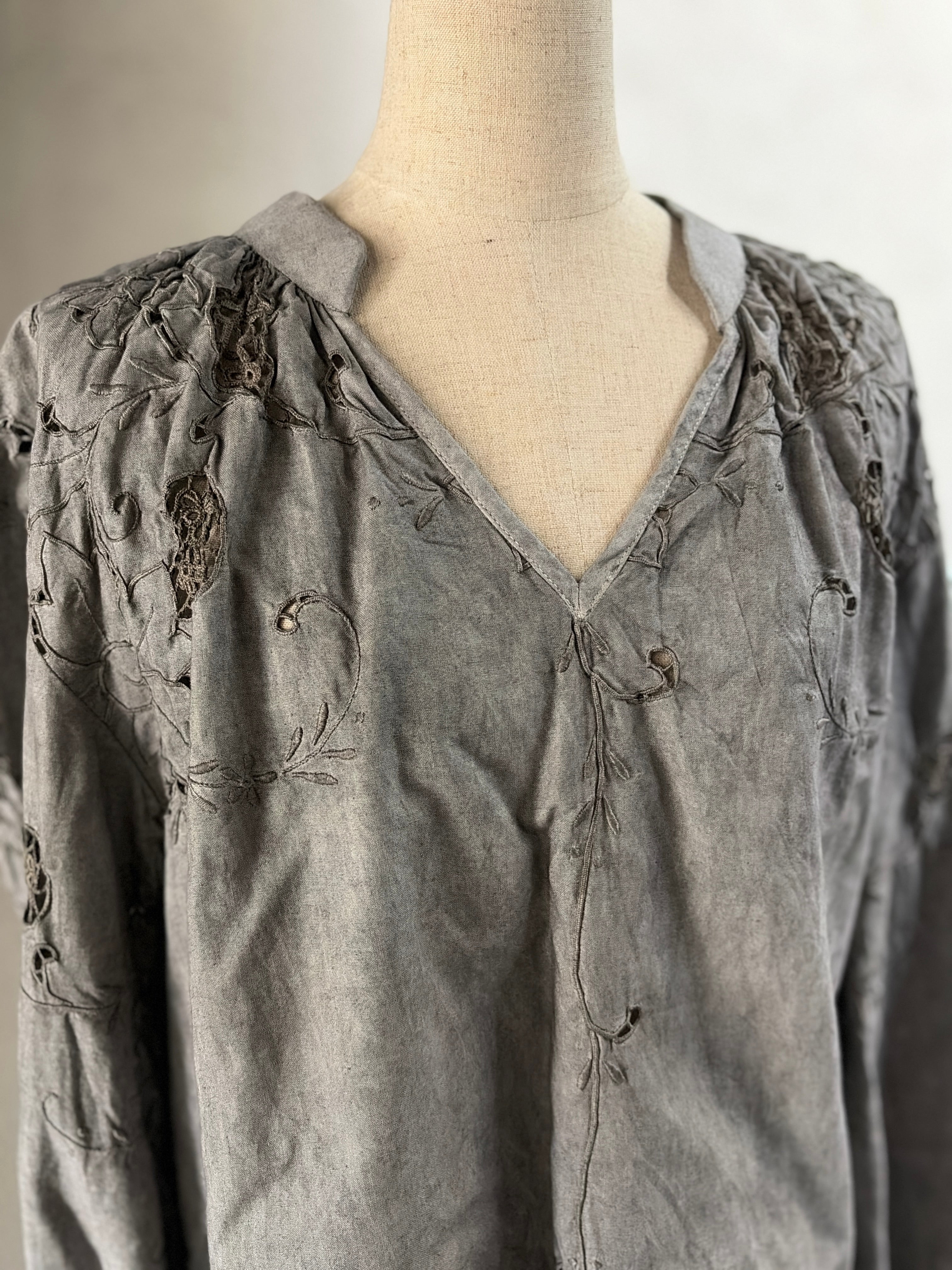 沈刻（Chinkoku）– Lace Blouse