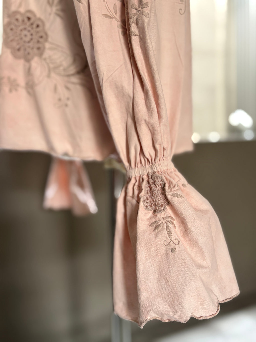 薄花（Usubana）– Lace Embroidery Blouse