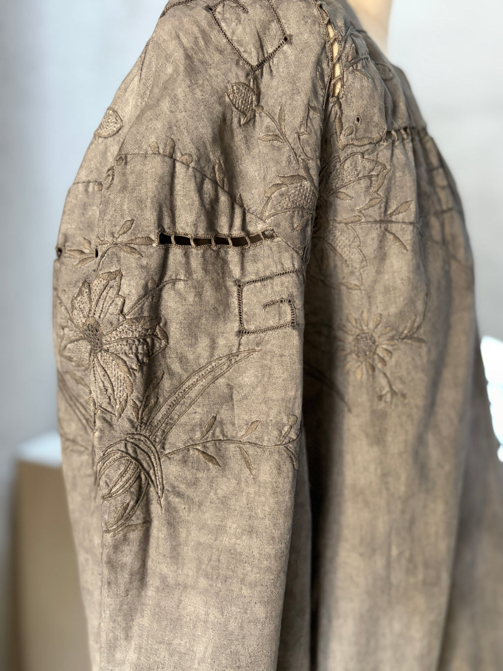 無景（Mukei）– Bengara Dyed Lace Blouse