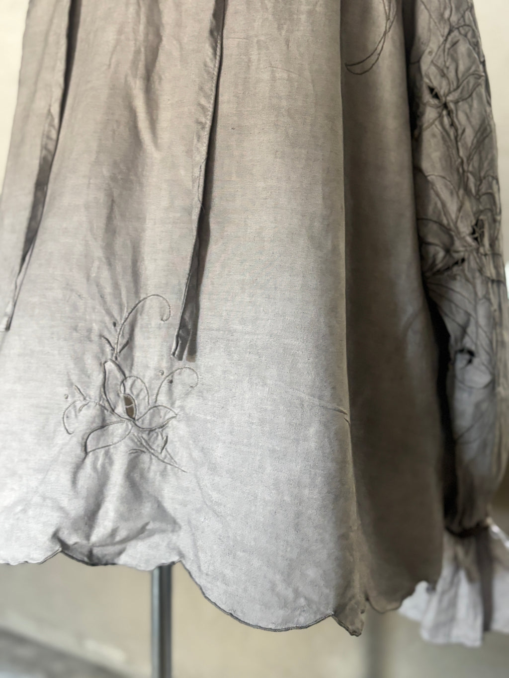 静縫（Seihō）｜Quiet Cutwork Blouse