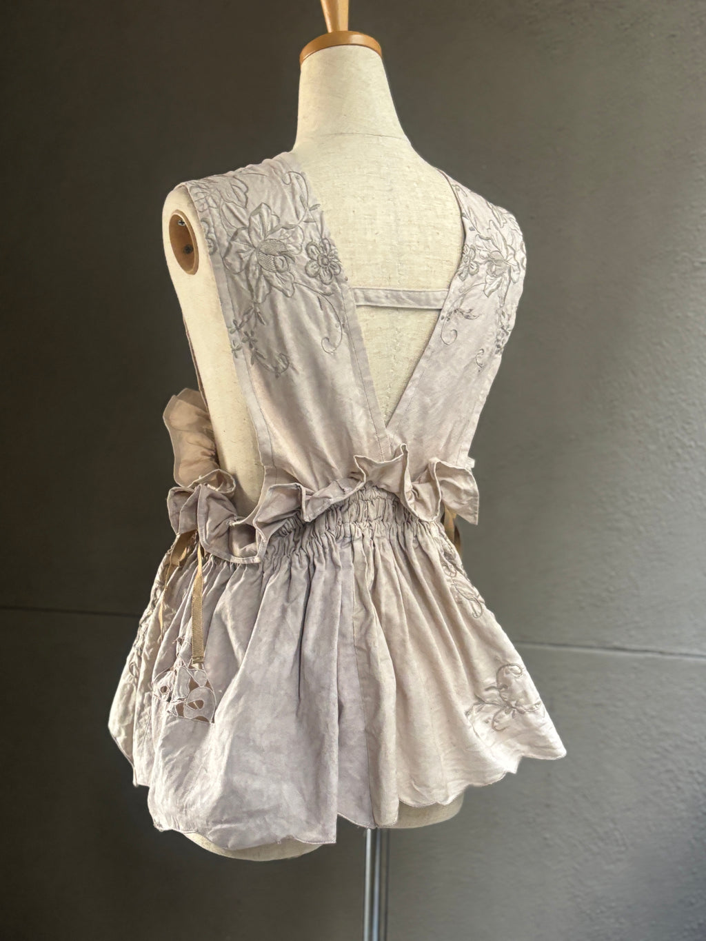 重紋（Jūmon）– Embroidered Wrap Frill Vest