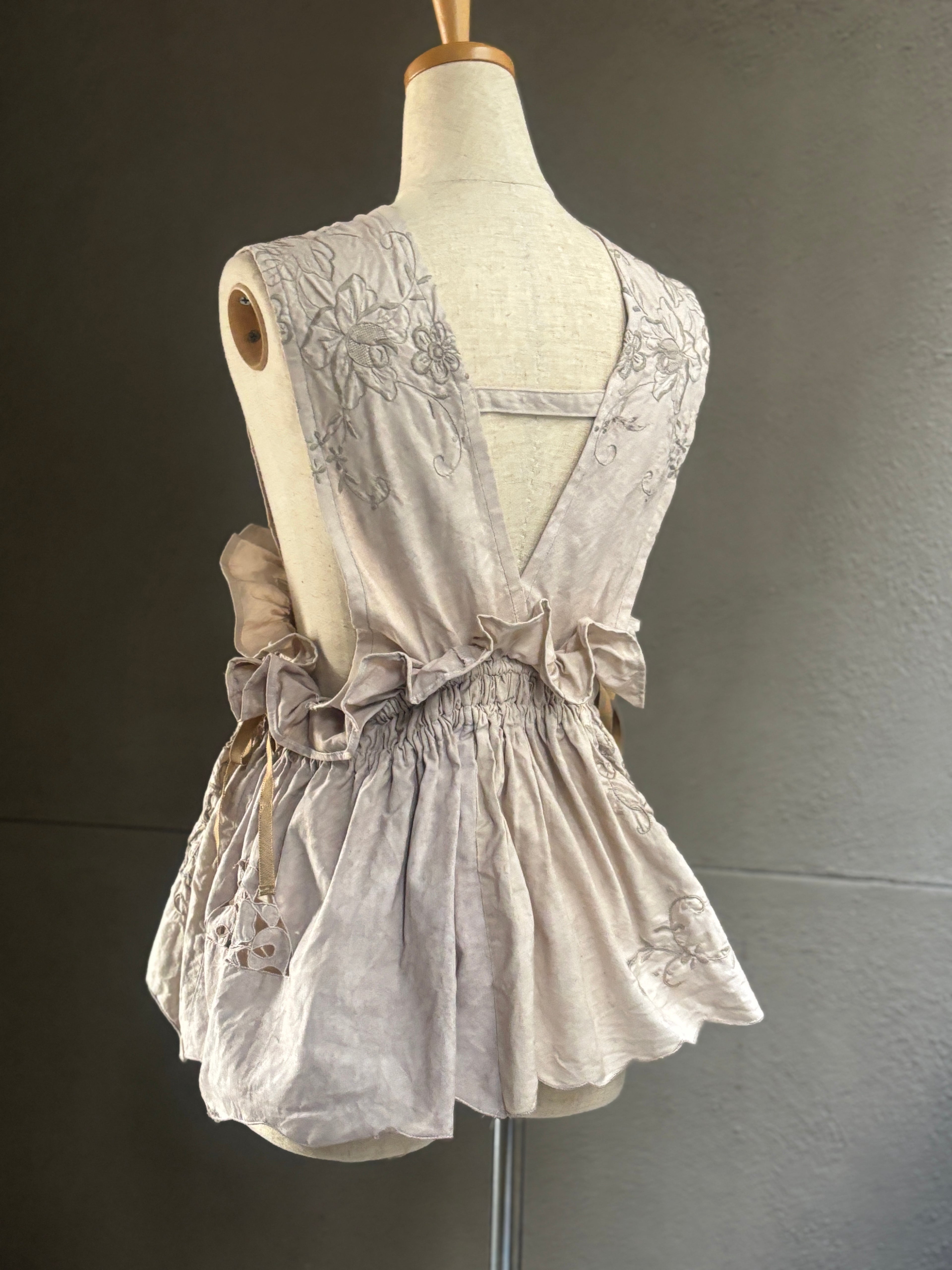 重紋（Jūmon）– Embroidered Wrap Frill Vest