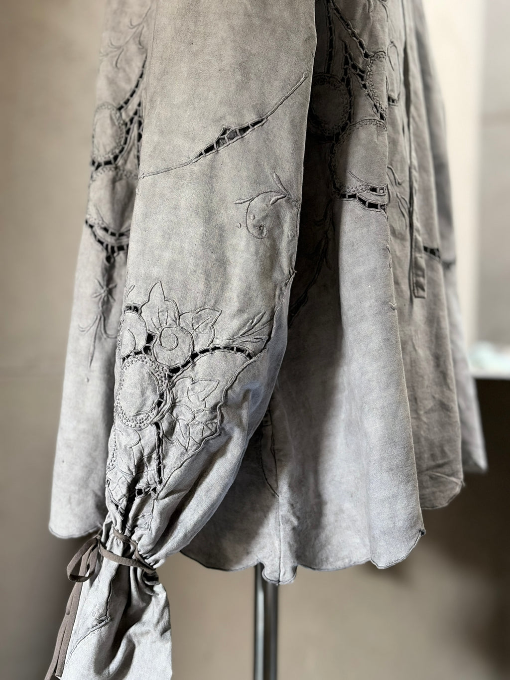 果影（Kaei）– Vintage Embroidered Blouse